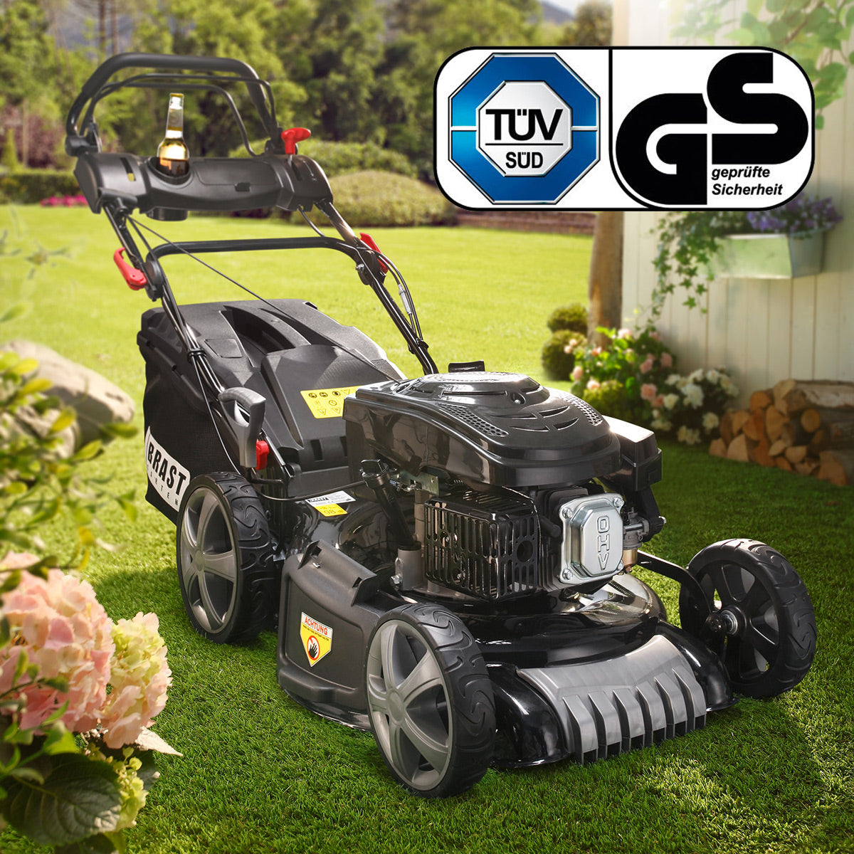 Schwarzer Benzin-Rasenmäher mit großem Fangsack, Mulchfunktion und robustem Stahlrahmen auf grünem Rasen.