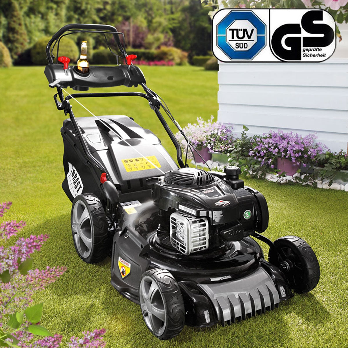 Schwarzer Benzin-Rasenmäher mit Briggs & Stratton Motor, Radantrieb, Elektrostart und Fangsack auf grünem Rasen.