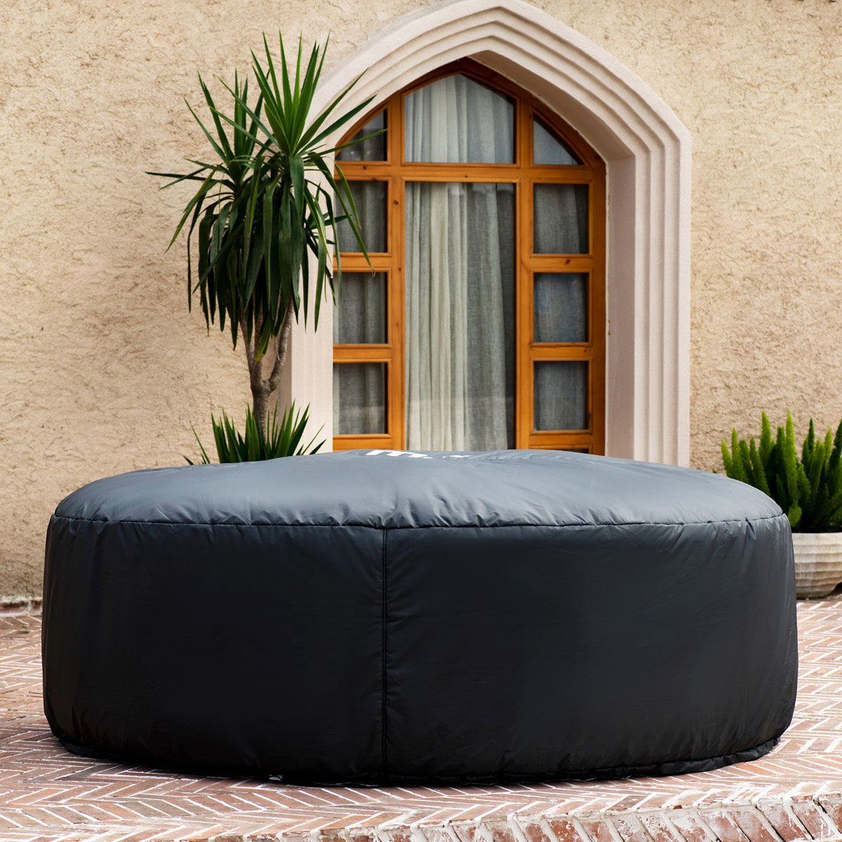 Runde, schwarze Thermoabdeckung aus wetterfestem Material für MSpa Whirlpools, glatt und nahtlos, robust und schützend.
