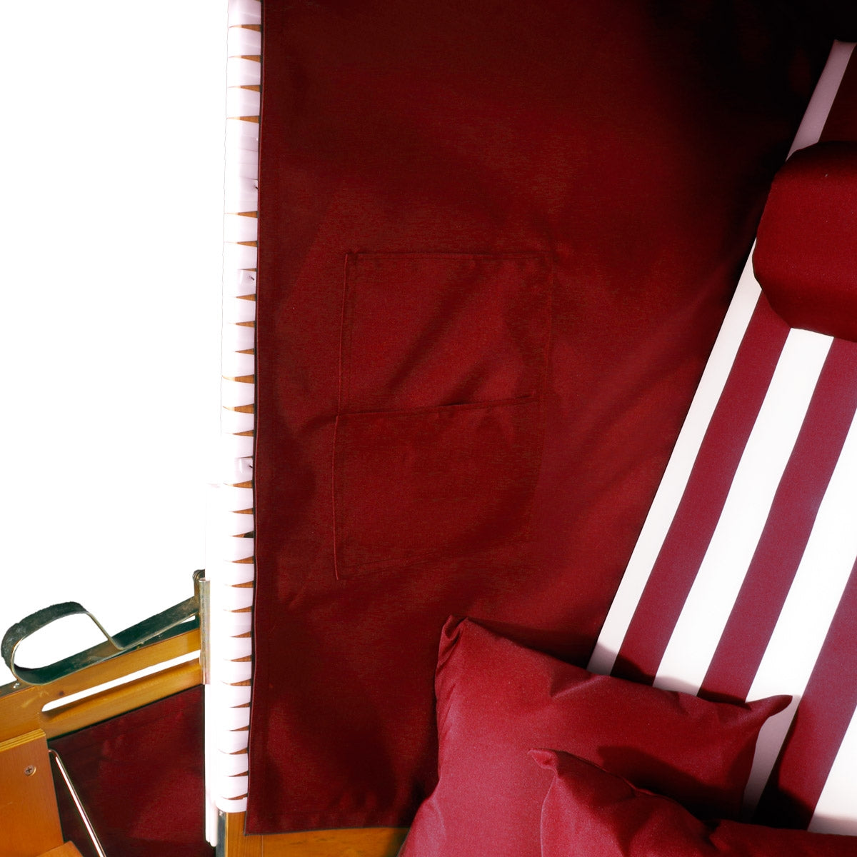 Roter und weiß gestreifter Polyrattan Strandkorb mit Kopfkissen, wetterfest, ideal für Balkon und Nordsee.