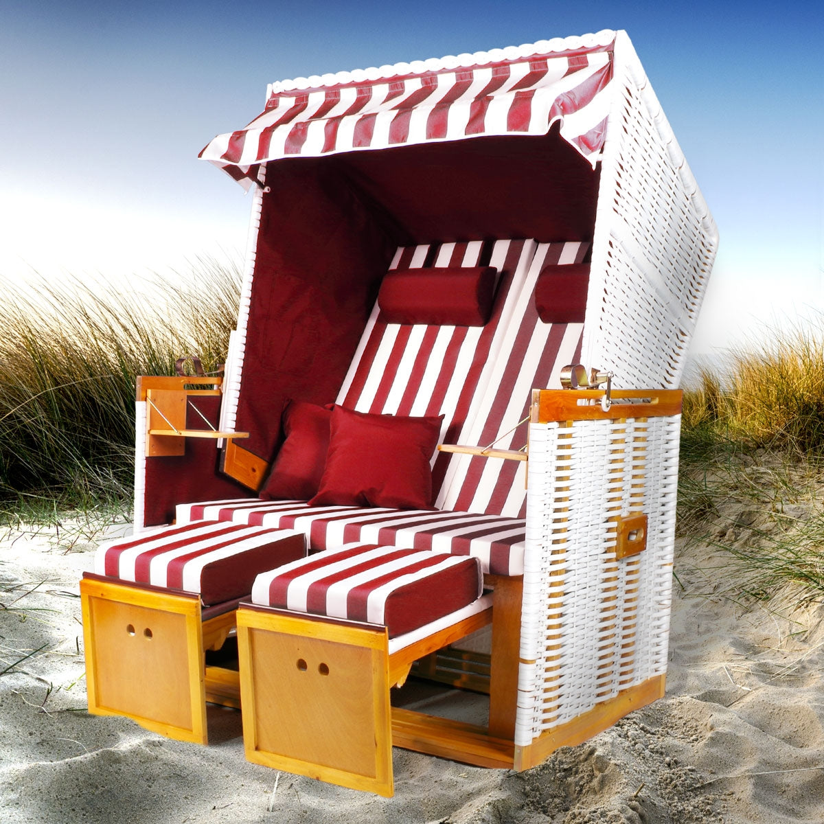 Weiß-rot gestreifter wetterfester Polyrattan Strandkorb Nordsee für 2 Personen mit Fußstützen.