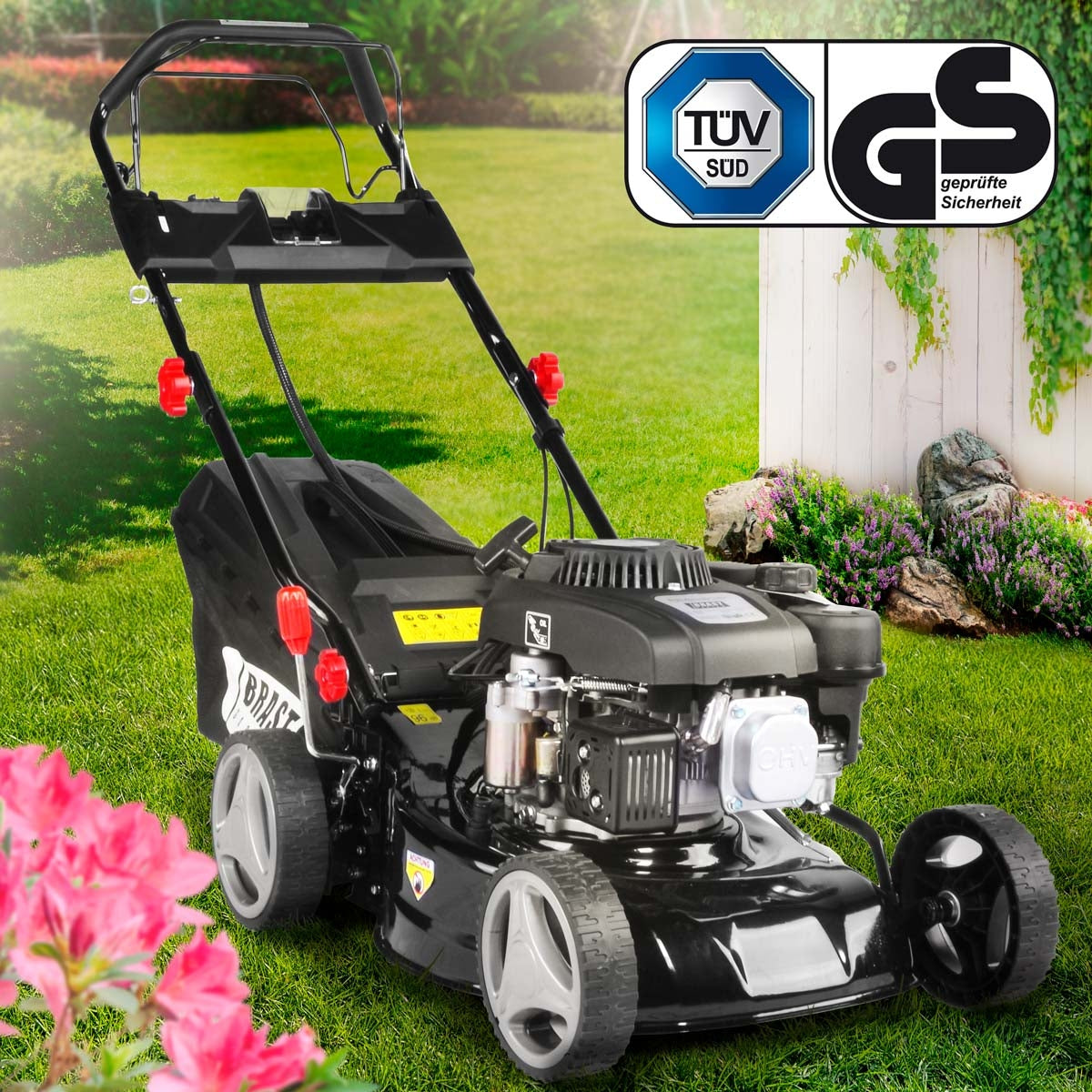 Schwarzer Benzin-Rasenmäher mit Motor, Fangsack und höhenverstellbarem Griff im Garten.