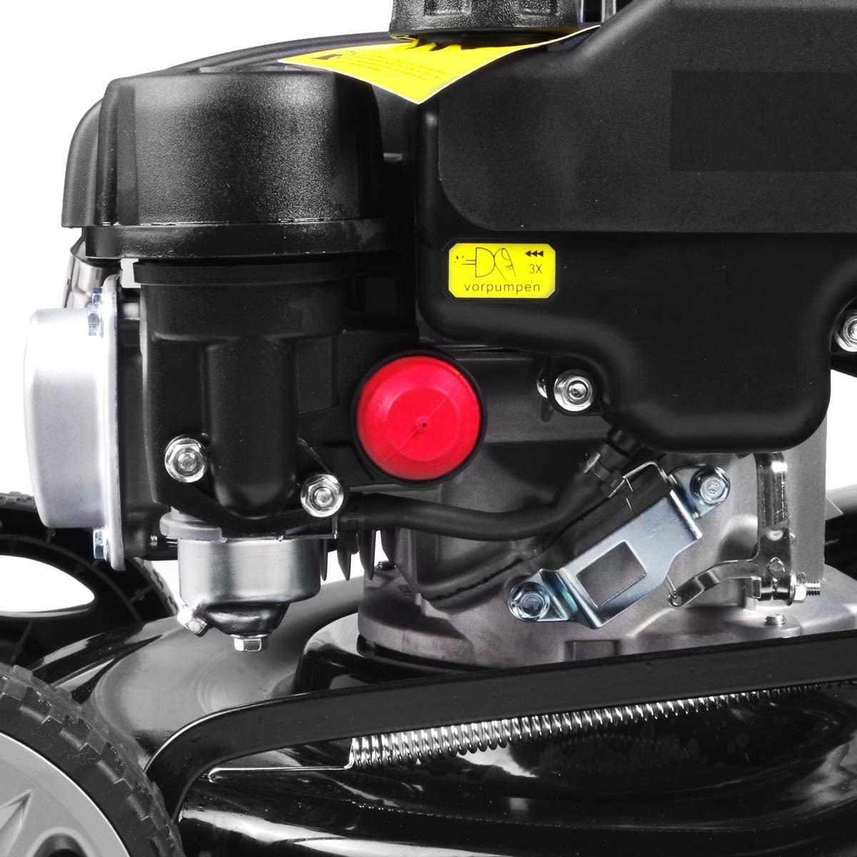 Schwarzer Benzinrasenmähermotor mit rotem Startknopf und gelbem Aufkleber, Teilansicht mit Rad.