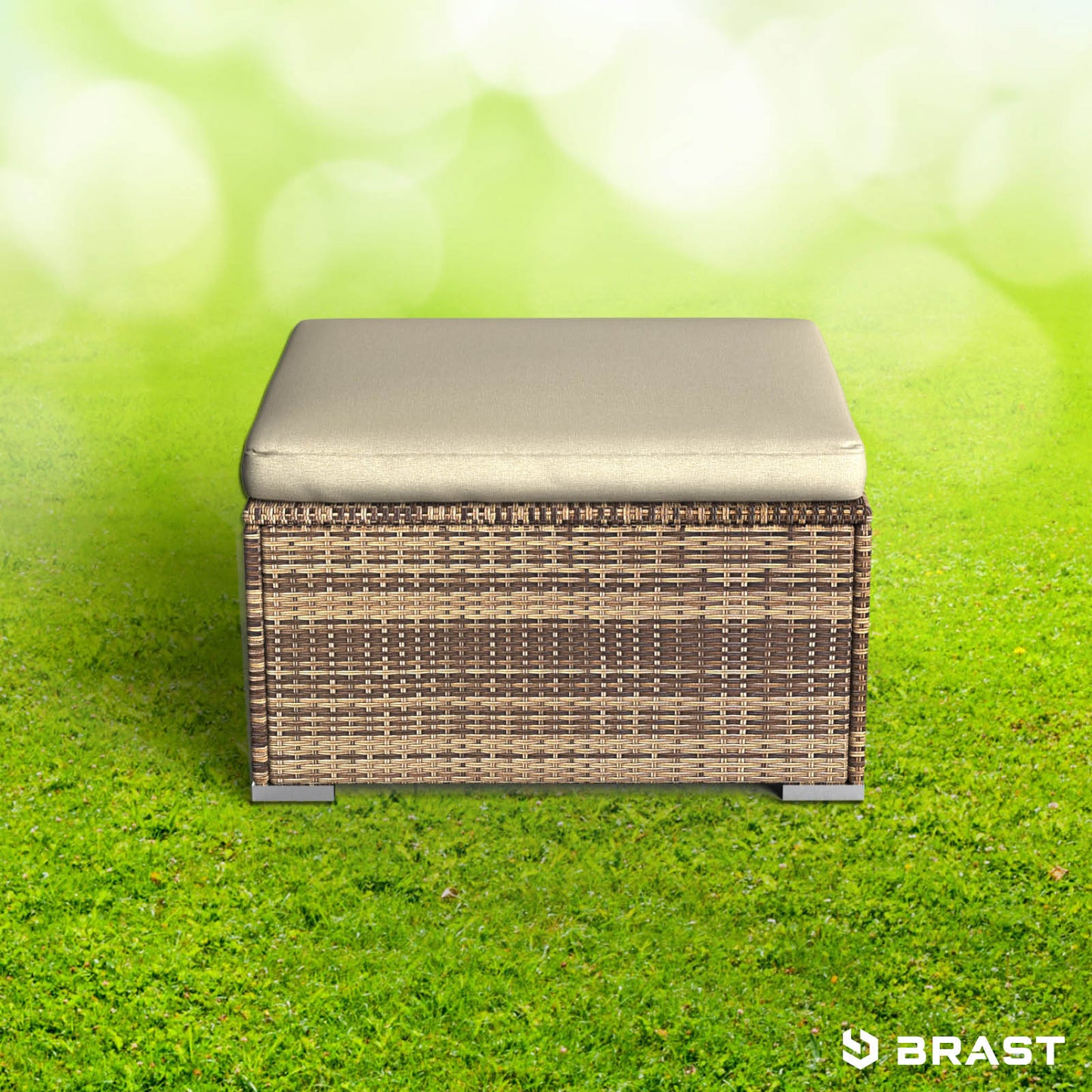 Brauner Polyrattan Hocker mit beigem Kissen, ideal für Loungemöbel Set im Garten.