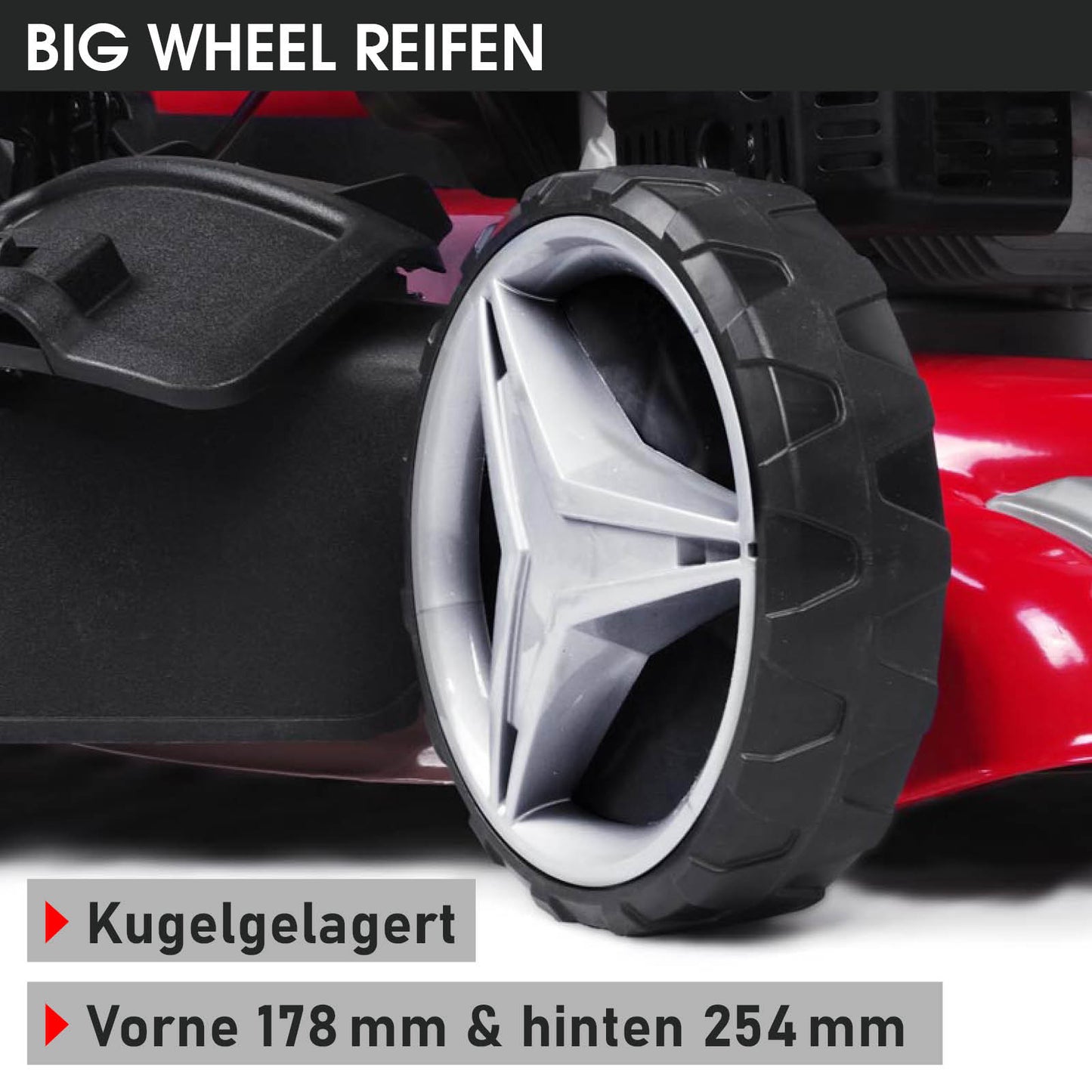Roter Benzin-Rasenmäher mit großem schwarzen Big-Wheel-Reifen und silberner Felge.