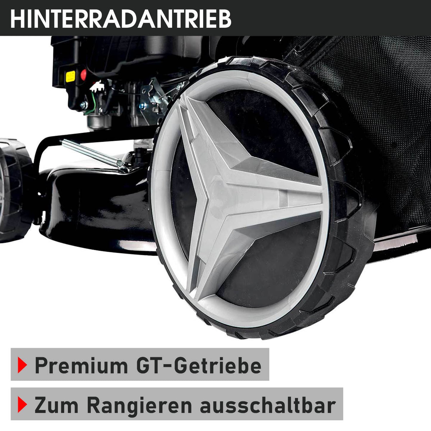 Schwarzes Hinterrad mit dreizackigem Design und grobem Profil am BRAST Benzin Rasenmäher.
