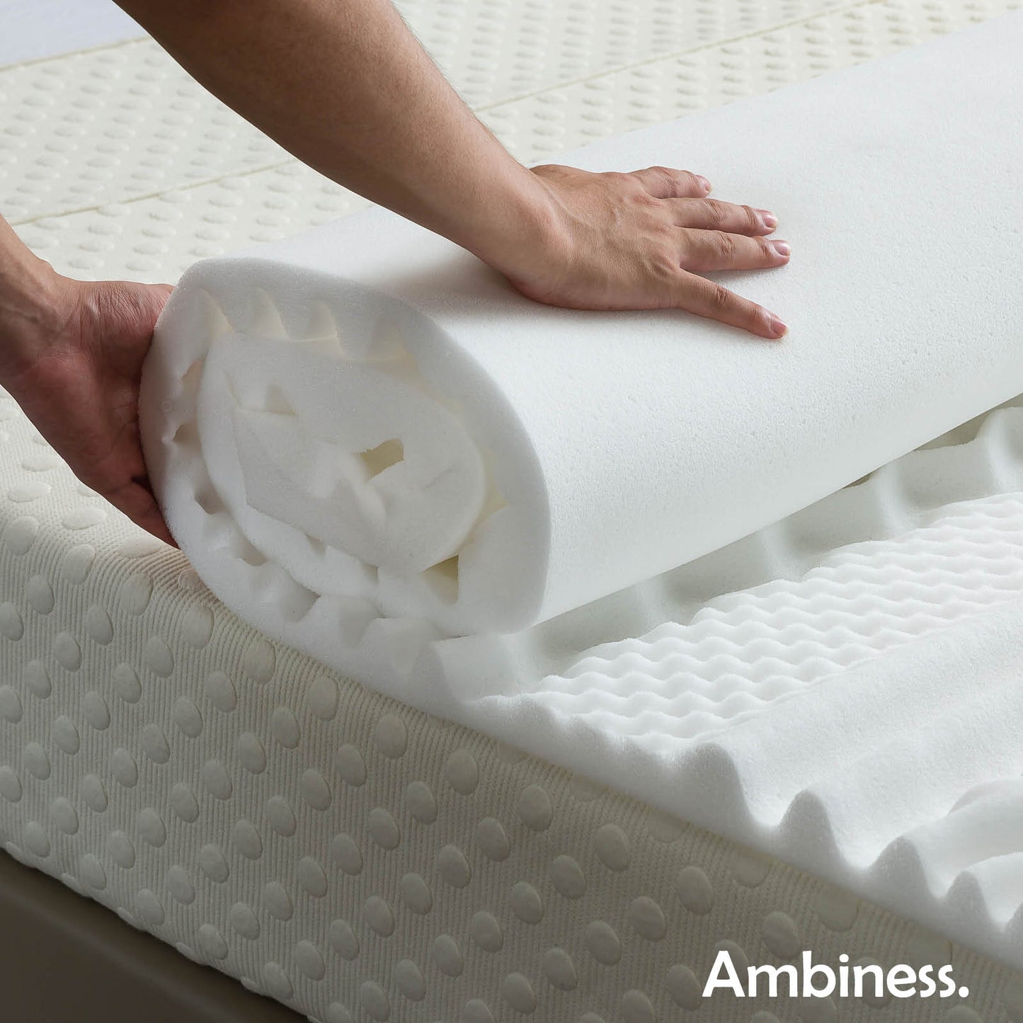 Weiße Matratzen Topper Rolle aus Memory Schaum auf gewelltem Matratzen Topping Oberfläche, Bett Topper.