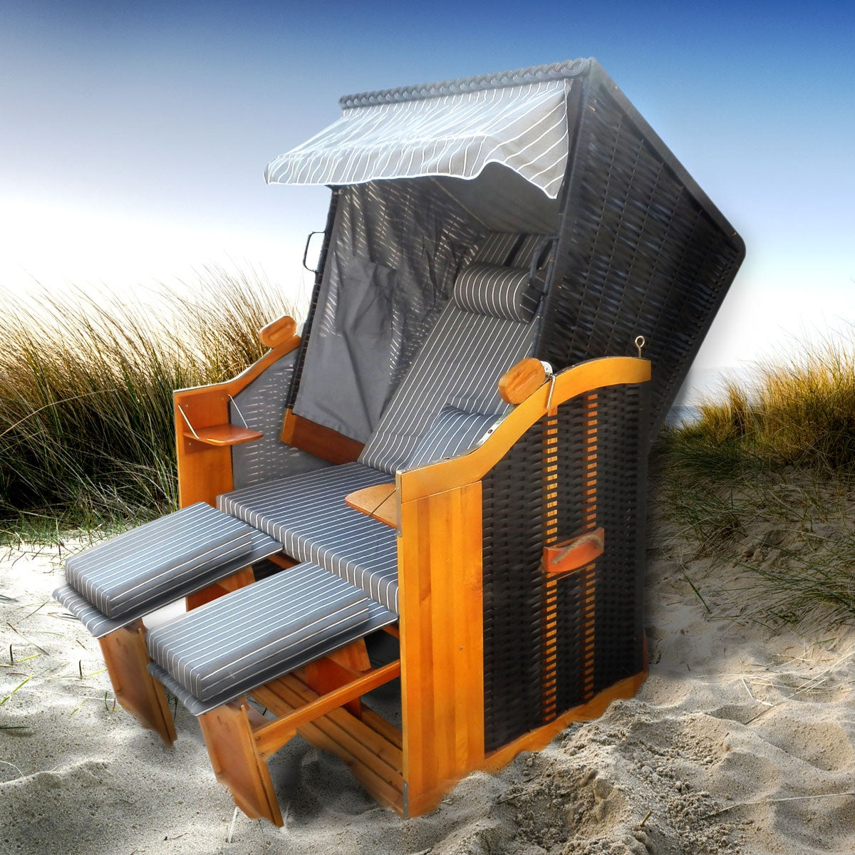 Wetterfester 2er Strandkorb Ostsee mit anthrazit-grau gestreiftem Polyrattan und verstellbarem Sonnendach, ideal für Balkon.