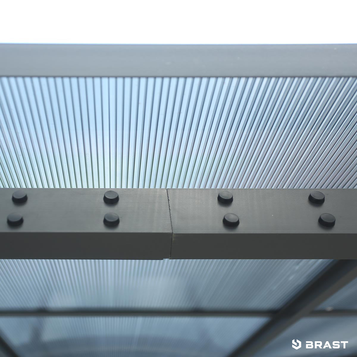 Detailaufnahme des stabilen Aluminium-Dachs vom beige wasserdichten Gartenpavillon, pavillon sturmfest und winterfest,.