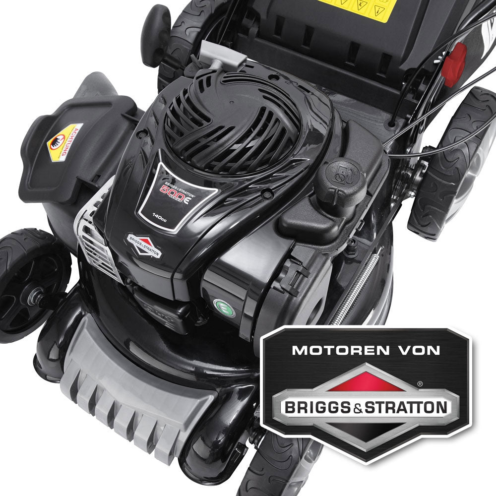 Schwarzer Benzin-Rasenmäher mit Briggs & Stratton Motor und Antrieb, Elektrostart und breitem Mulchgehäuse.
