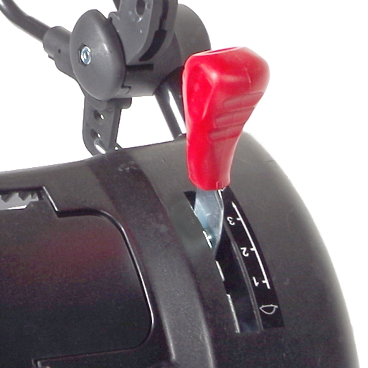 Schwarzer Rasenmäher mit rotem Hebel für variable Geschwindigkeit und Radantrieb.