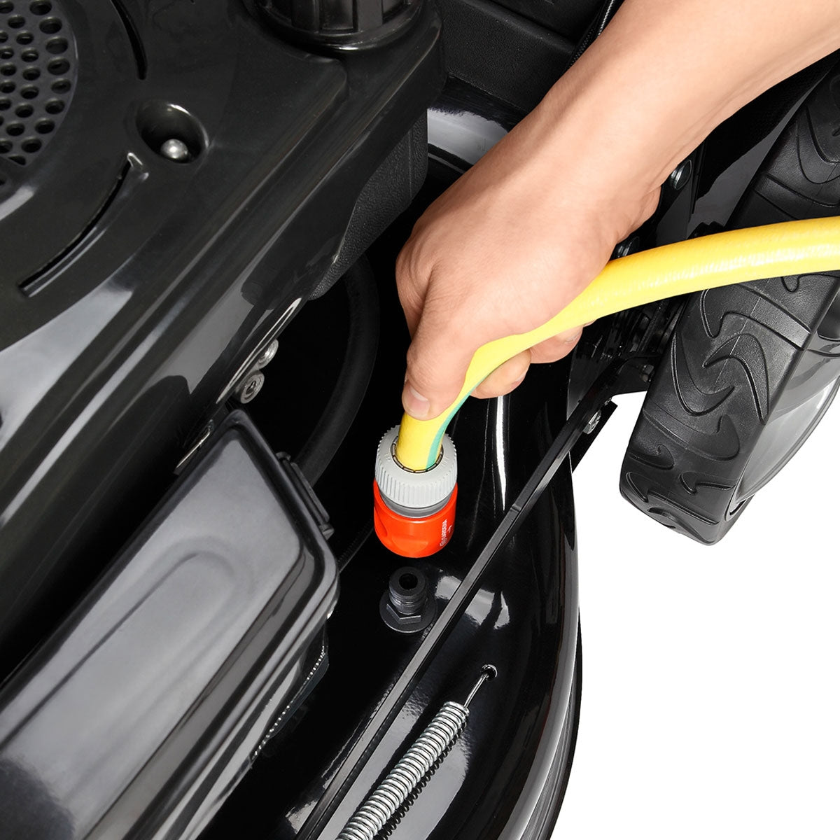 Nahaufnahme eines schwarzen BRAST Benzin Rasenmähers mit gelbem Startkabel und großen Hinterrädern.