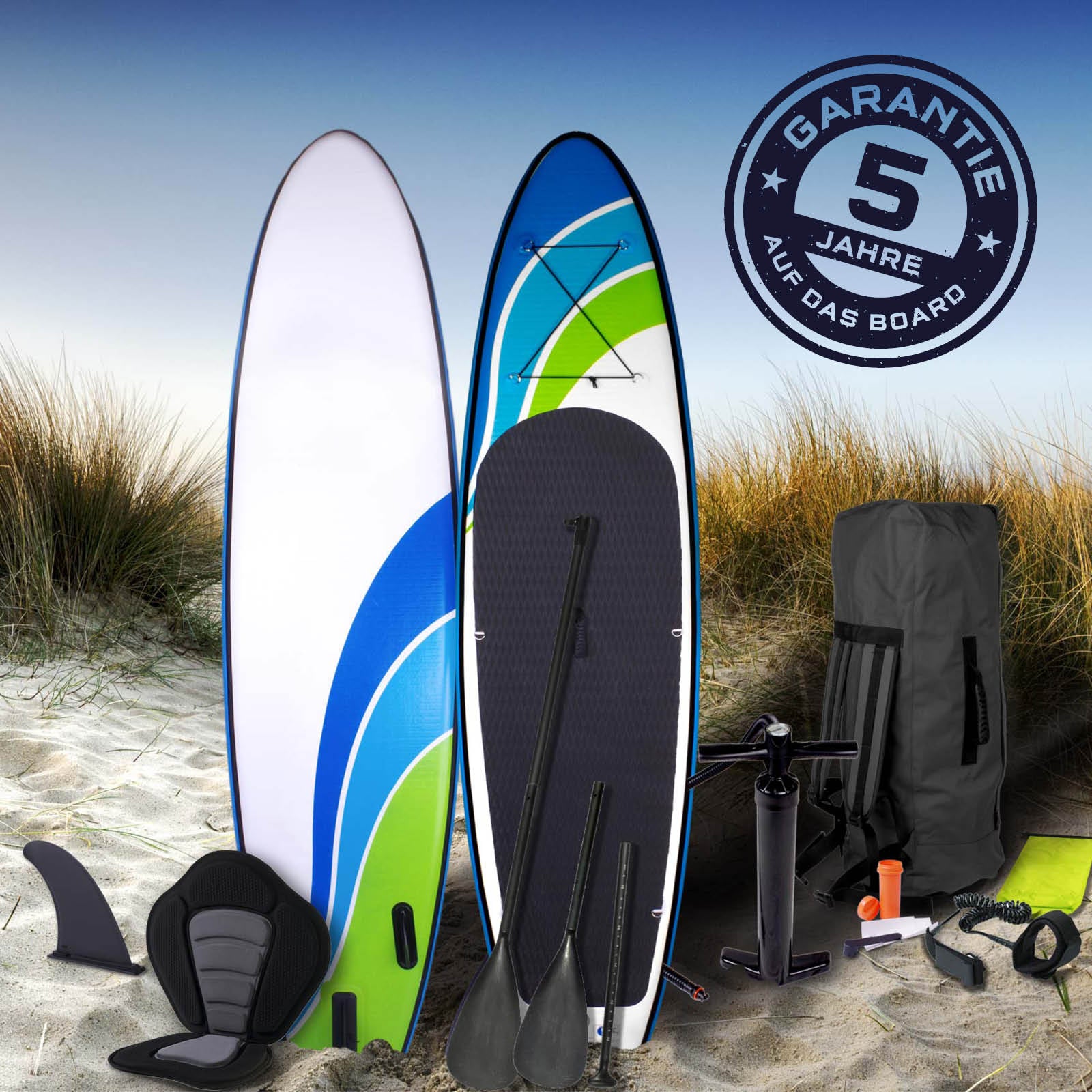 Zwei aufblasbare SUP Boards in Weiß, Blau und Grün mit Zubehör wie Paddel, Pumpe, Rucksack und Sitz für Stand Up Paddle.