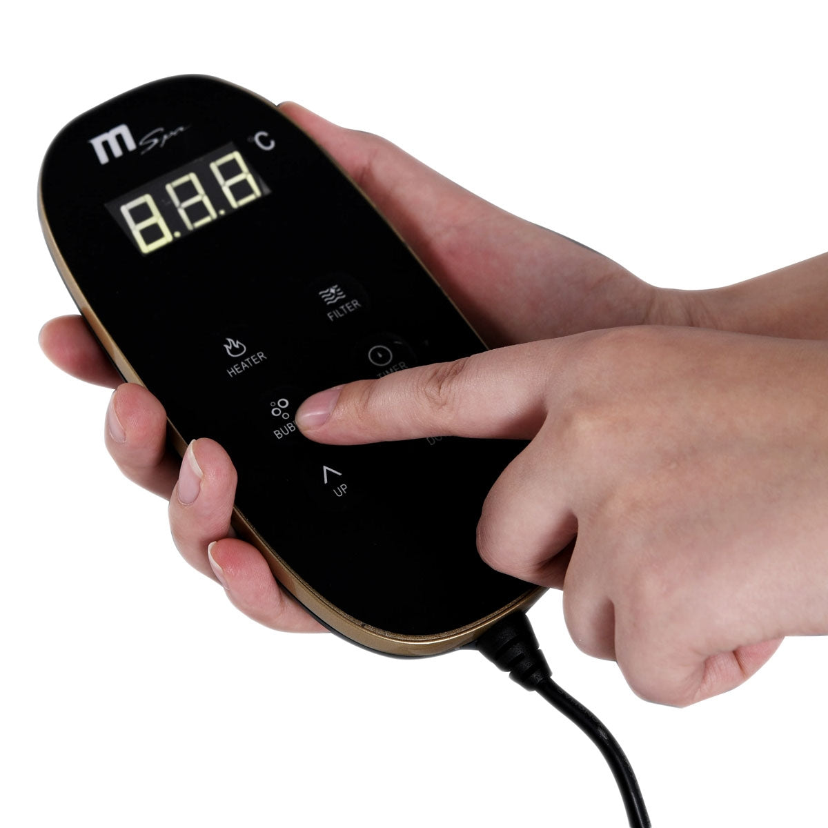 Hand hält digitale Fernbedienung für aufblasbaren Whirlpool Outdoor mit Temperaturanzeige.