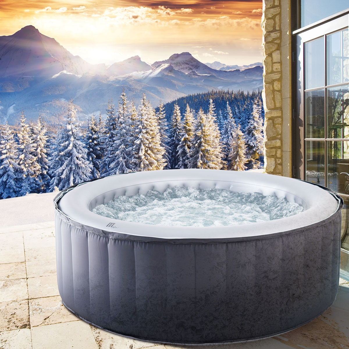 Aufblasbarer Whirlpool Outdoor in Dunkelgrau mit fester Außenwand auf Terrasse, Garten Jacuzzi mit Bergblick.