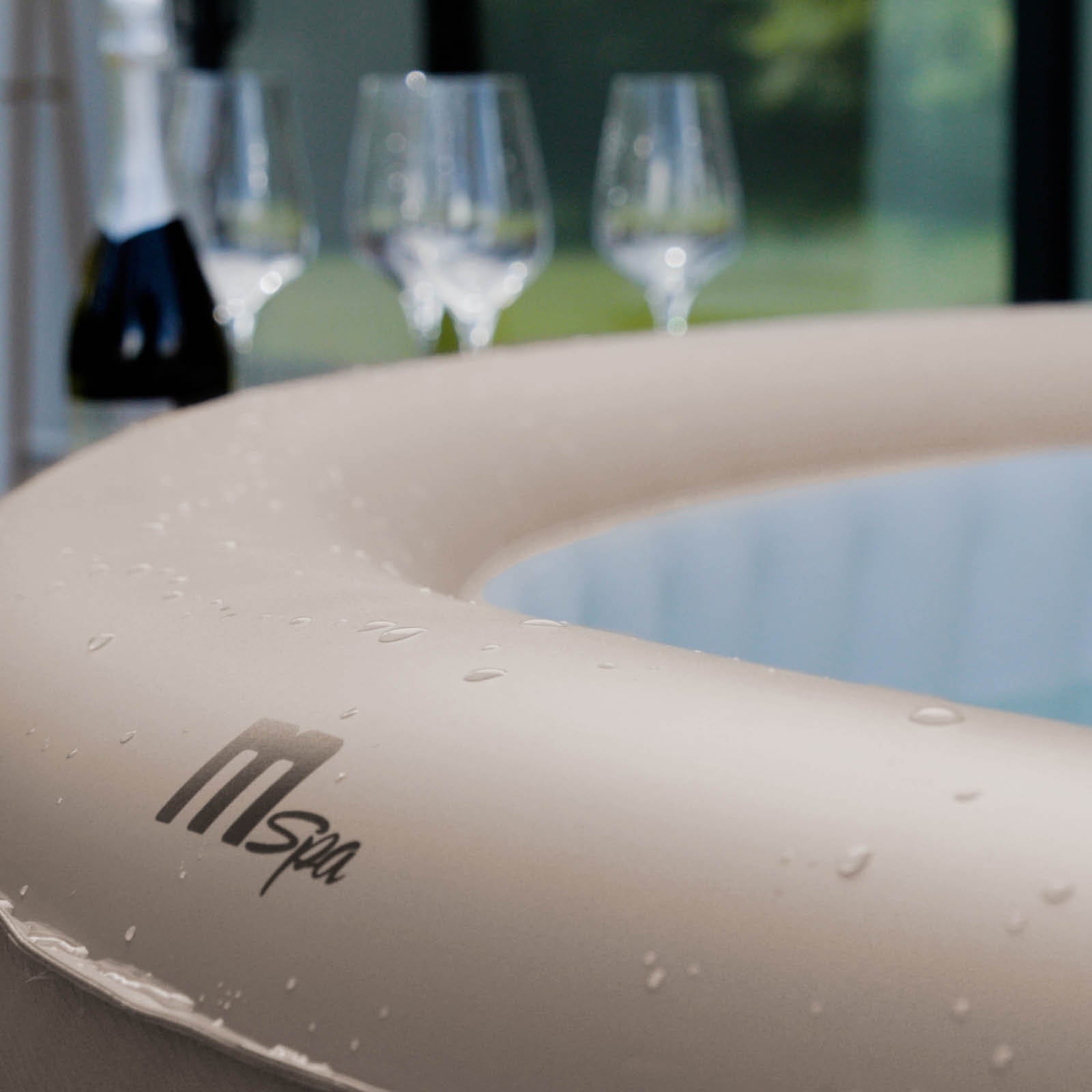 Beiger aufblasbarer Whirlpool outdoor von MSpa, geeignet für 8 Personen, ideal als Garten Jacuzzi.