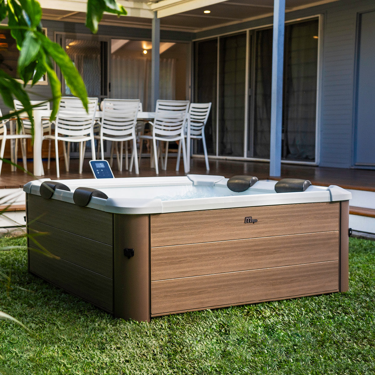 Brauner Whirlpool Outdoor mit fester Außenwand, 6-Personen Garten Jacuzzi mit LED Beleuchtung.