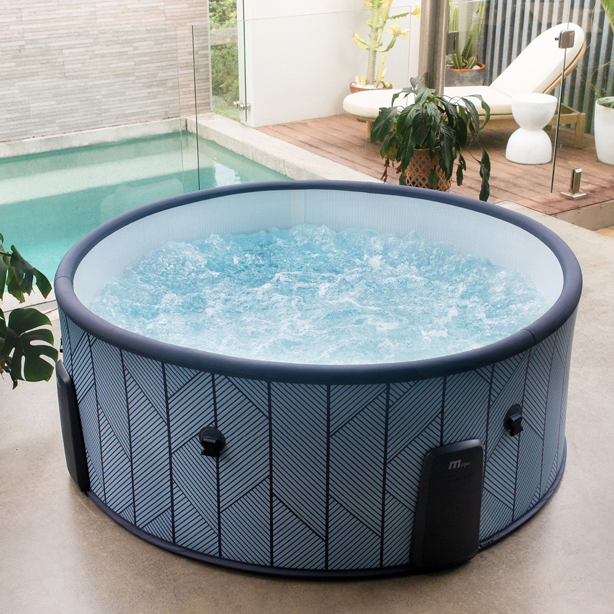 Rundes aufblasbares Whirlpool mit blau-grauem Außenmuster, sprudelndem Wasser für 6 Personen.