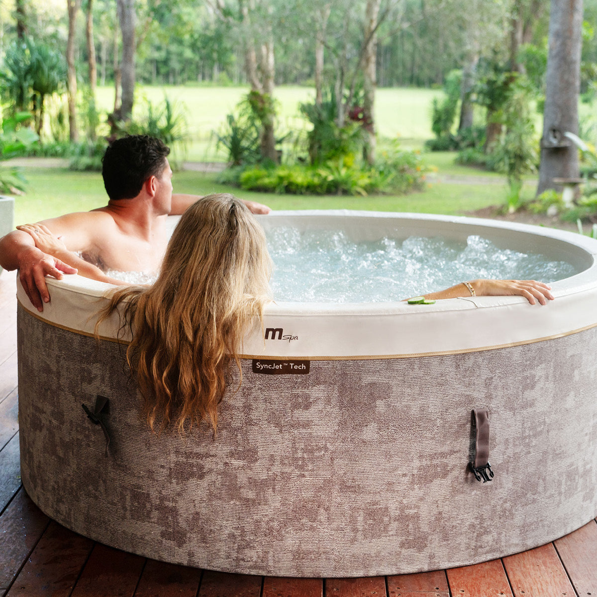 Runder brauner Whirlpool für 6 Personen mit Wasserstrahlen im Außenbereich.