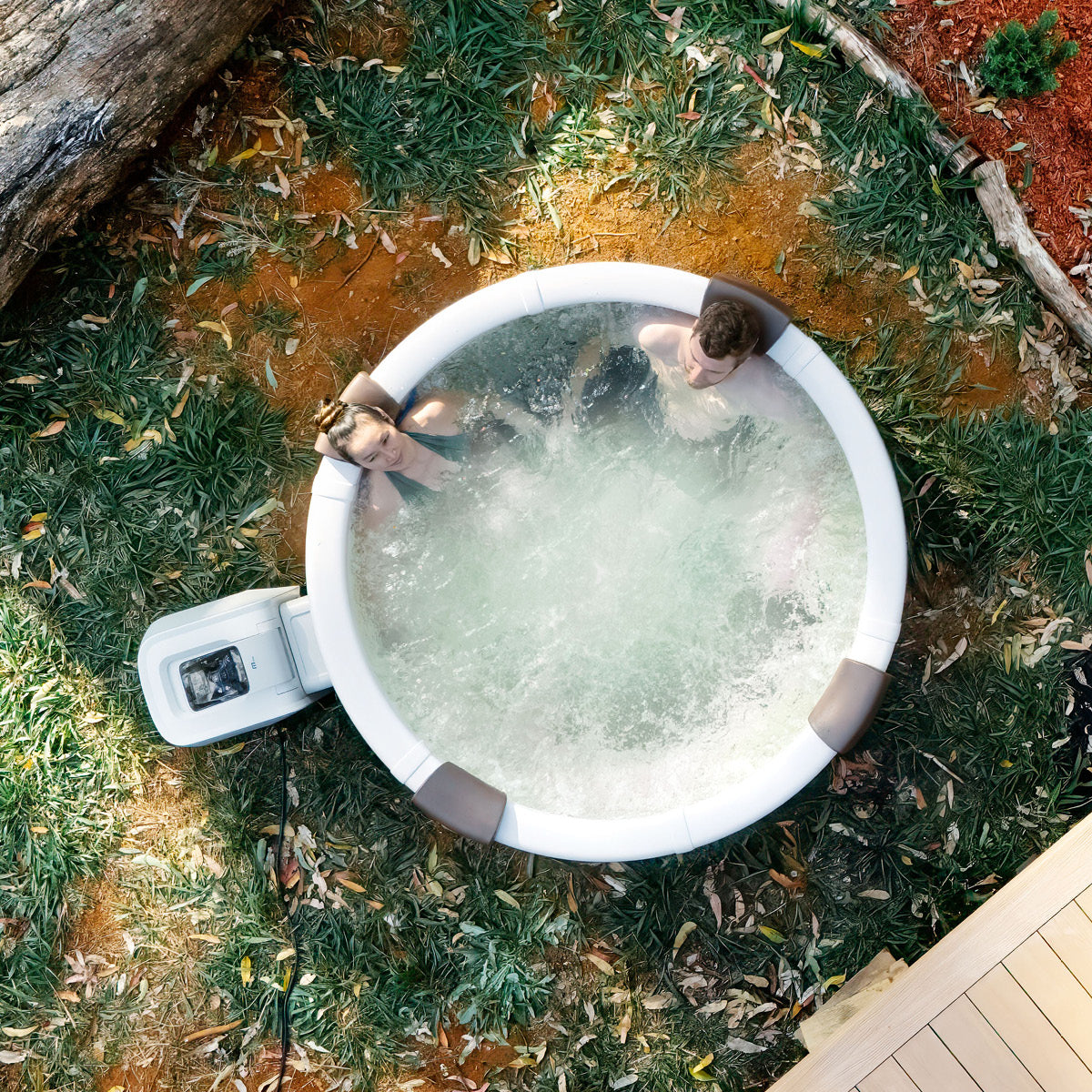 Runder weißer halbaufblasbarer Whirlpool mit LED-Beleuchtung, sechs Personen, draußen im Garten.