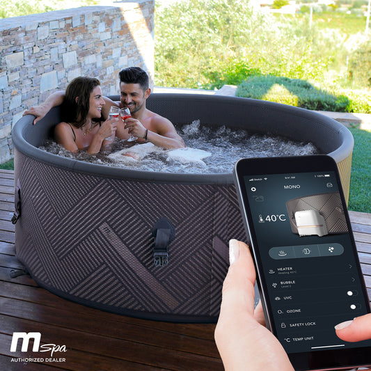 Runder aufblasbarer Whirlpool in Dunkelbraun mit Muster, sechs Personen, Smartphone-Steuerung sichtbar.