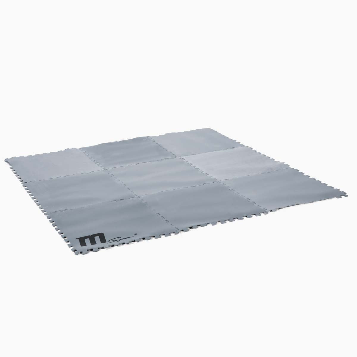 Graue, wärmeisolierte Schaumstoff-Bodenmatte mit Puzzle-Elementen und MSpa-Logo.
