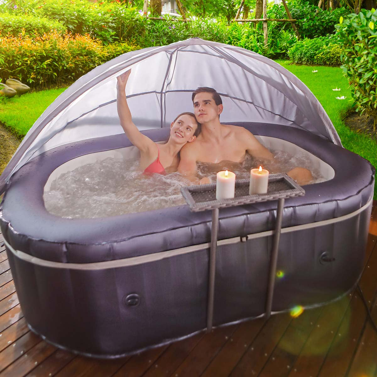 Graues halbkuppelförmiges Sonnendach aus wasserabweisendem Material über rundem aufblasbarem Whirlpool.