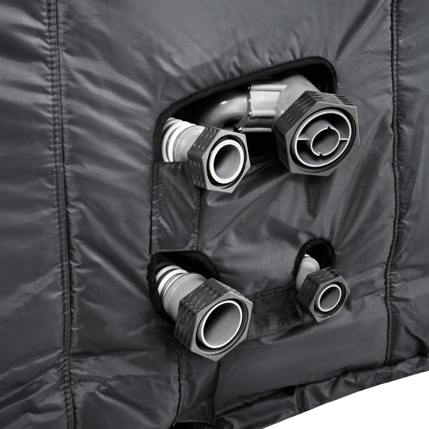 Schwarze Thermoabdeckung aus strapazierfähigem Material mit vier Aussparungen für Whirlpoolanschlüsse.