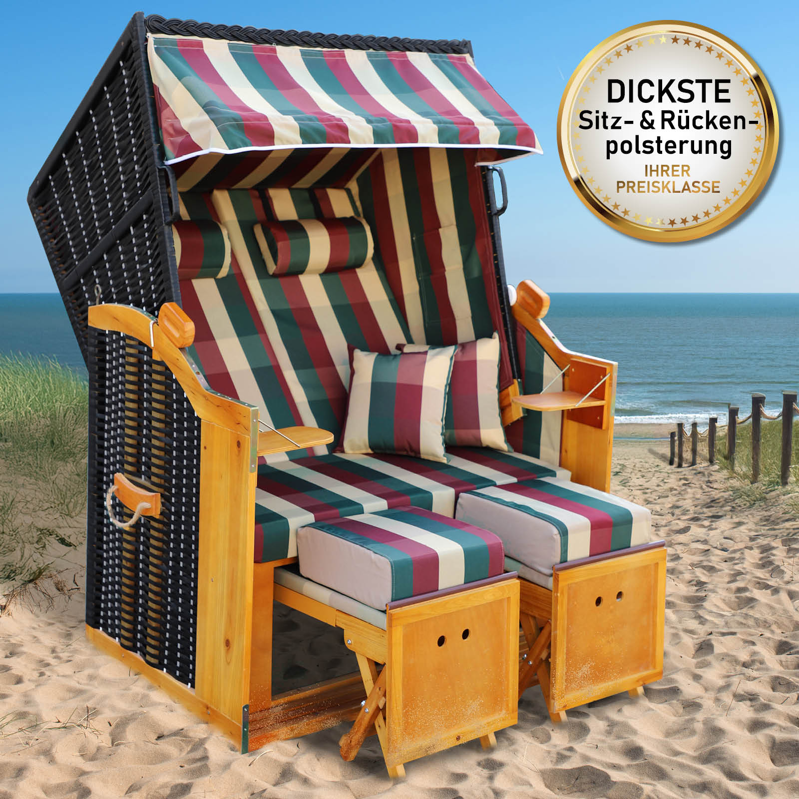 Rot-grün-beiger karierten Strandkorb Rügen Deluxe mit wetterfestem Polster, Holzarmlehnen und Fußstützen am Strand Ostsee.