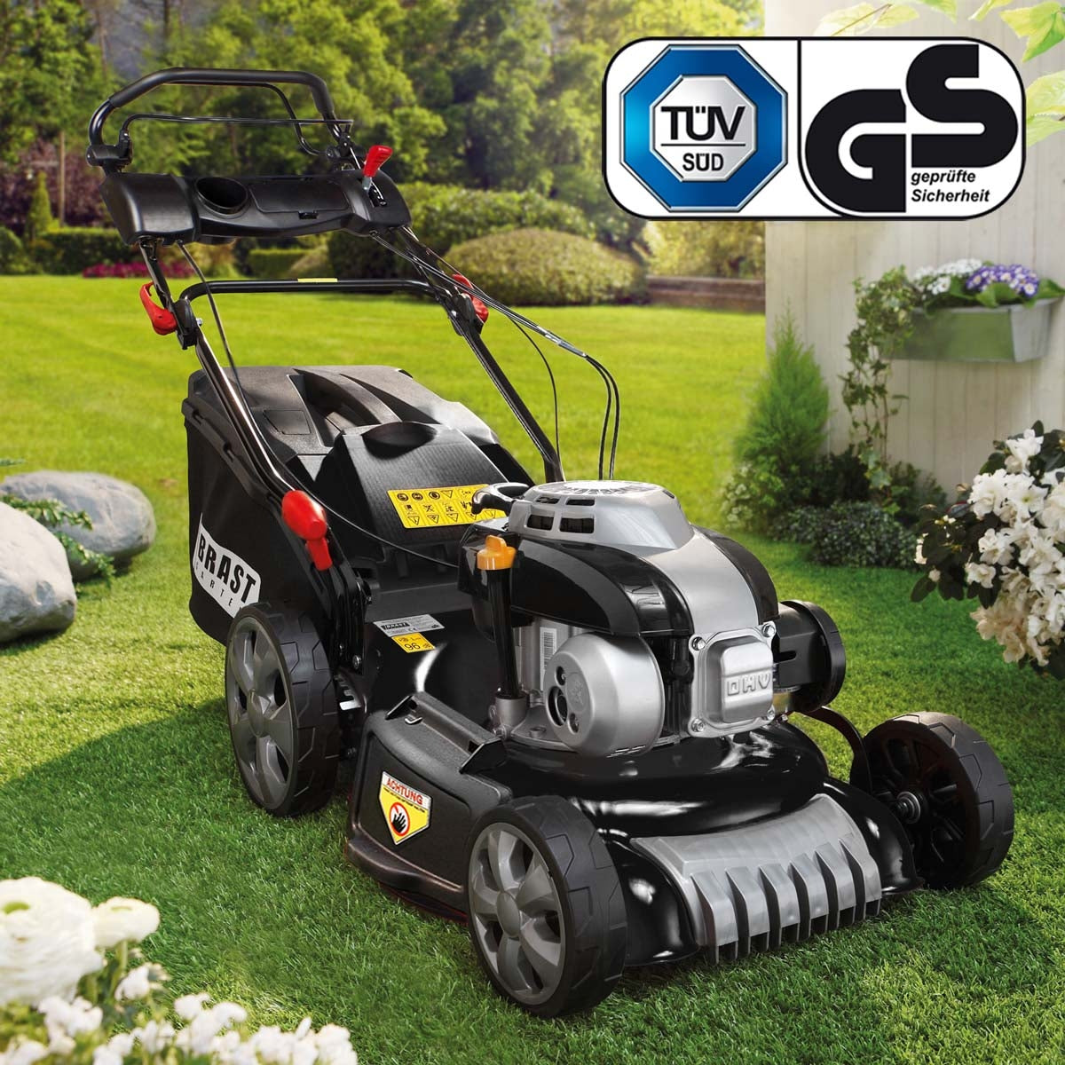 Schwarzer Benzin-Rasenmäher mit Antrieb, großer Fangkorb und Mulchfunktion auf grünem Rasen.