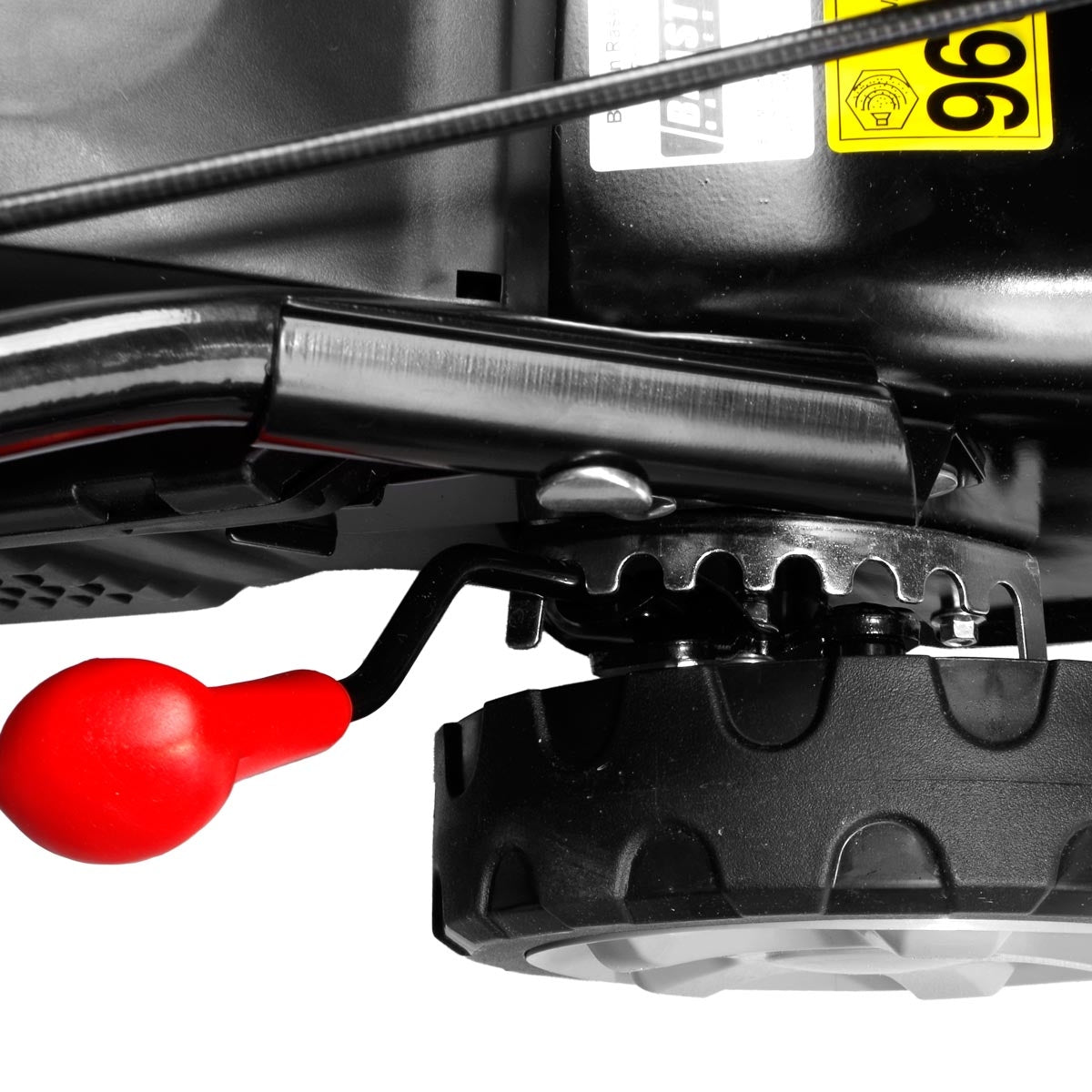 Roter Handgriff zur Schnitthöhenverstellung am schwarzen Benzin-Rasenmäherrad.