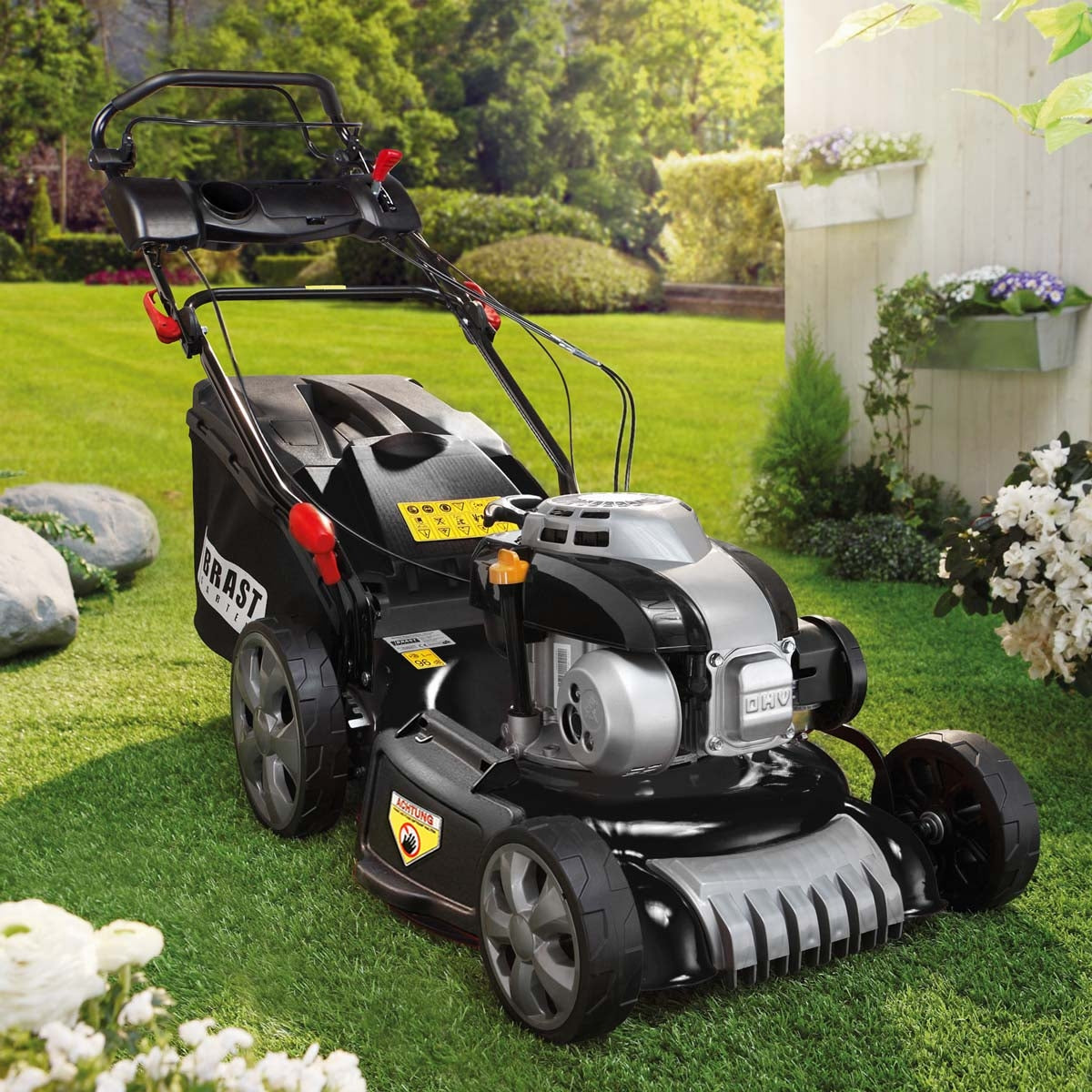 Schwarzer Benzin-Rasenmäher mit Mulchfunktion, Antriebsräder und verstellbarem Griff.