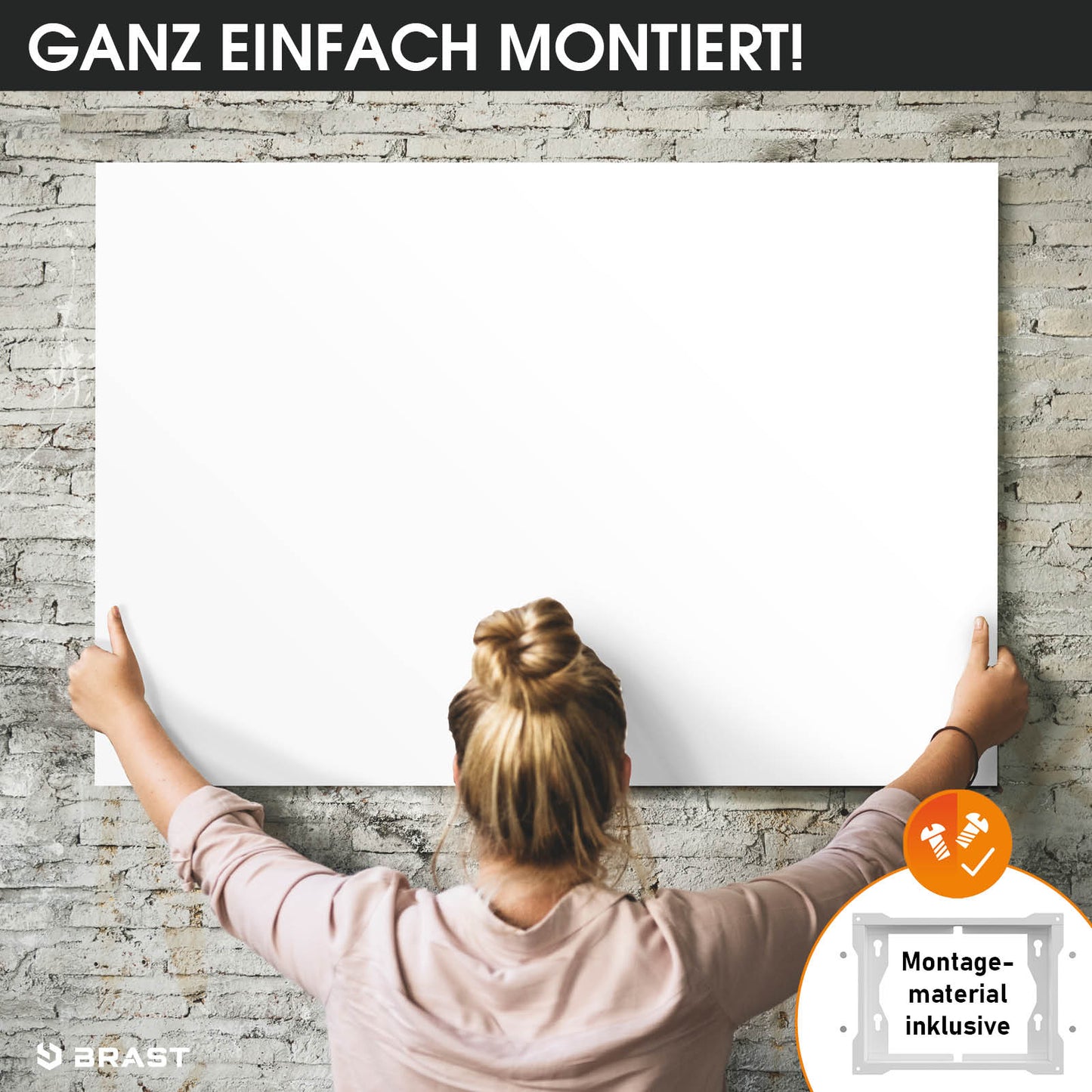 Weiße rechteckige Infrarotheizung an hellem Backsteinwand montiert, Frau befestigt sie oberhalb.