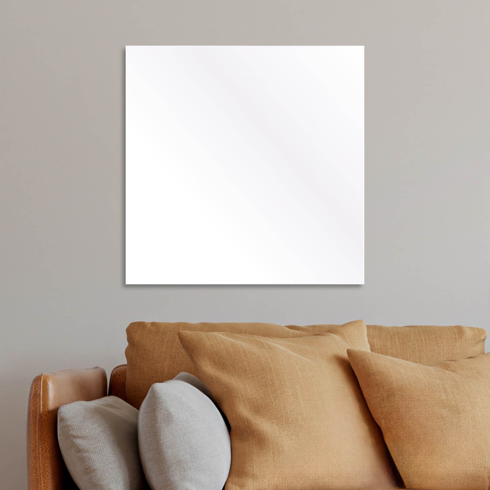 Weißes quadratisches Hybrid Infrarotheizungs-Standgerät an grauer Wand über beige Sofa.