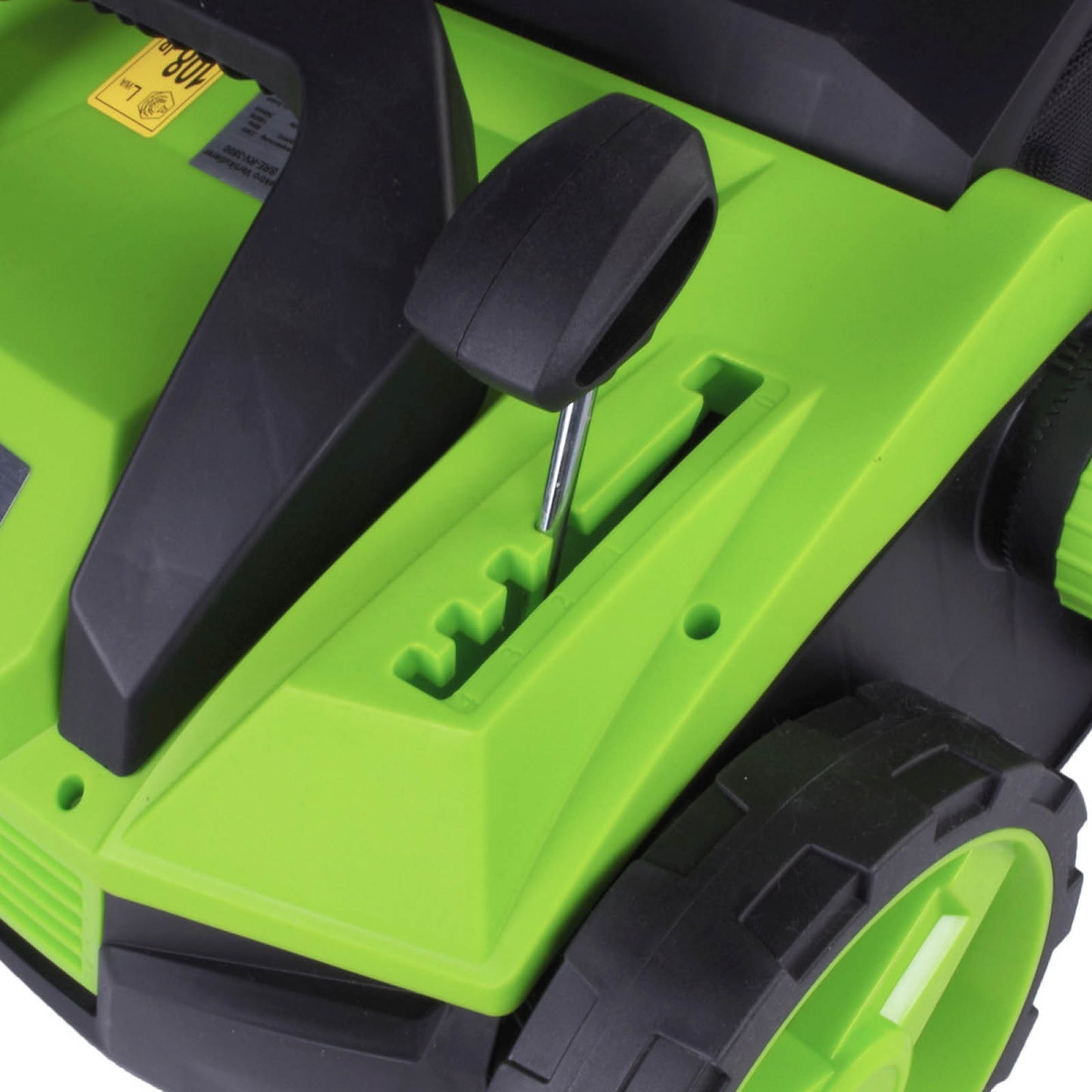 Grüner Rasenvertikutierer mit Radantrieb, schwarzer Hebel und verstellbare Stufen, Garten Vertikutierer Detail.
