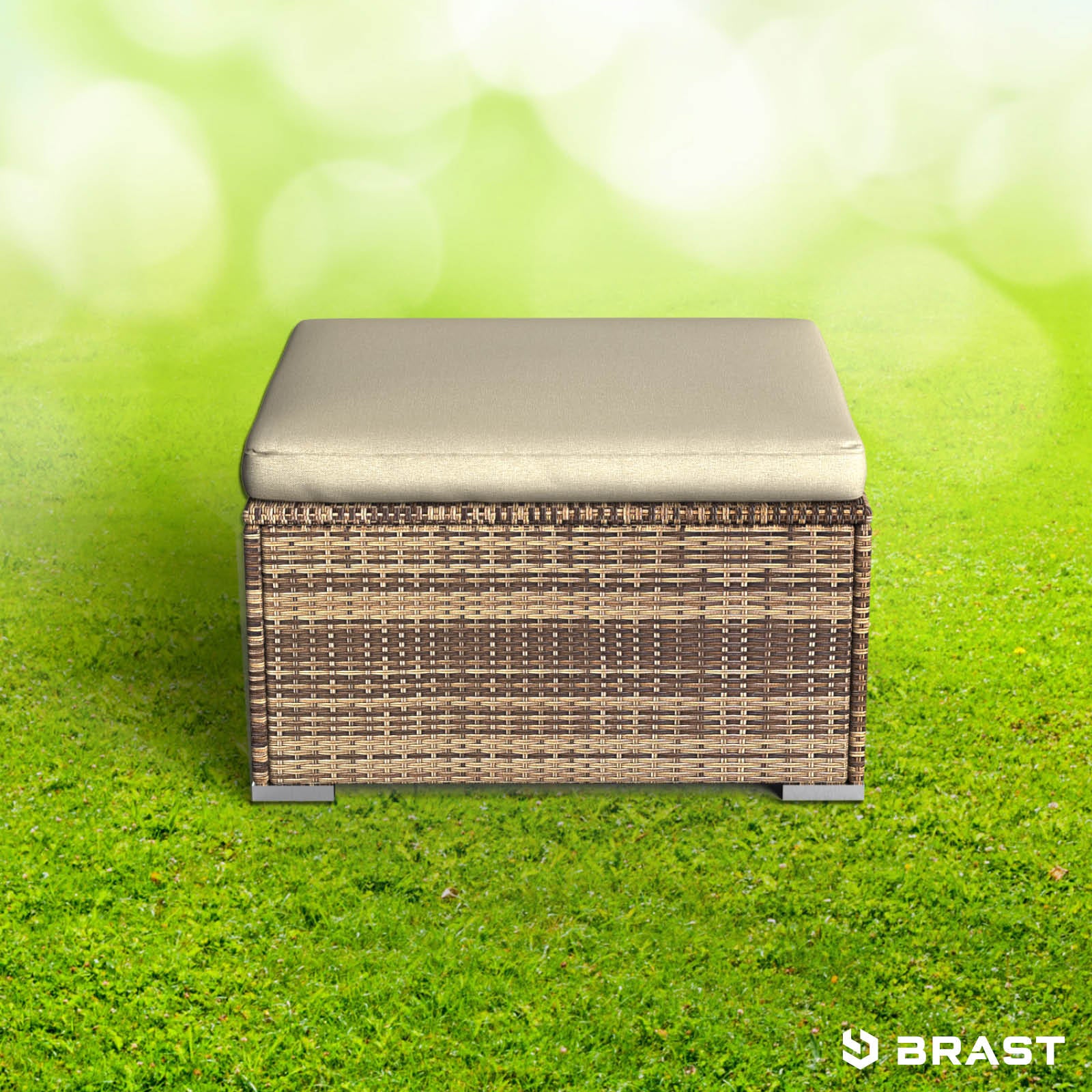 Brauner Polyrattan Hocker mit beigem Kissen, ideal für Loungemöbel Set im Garten.