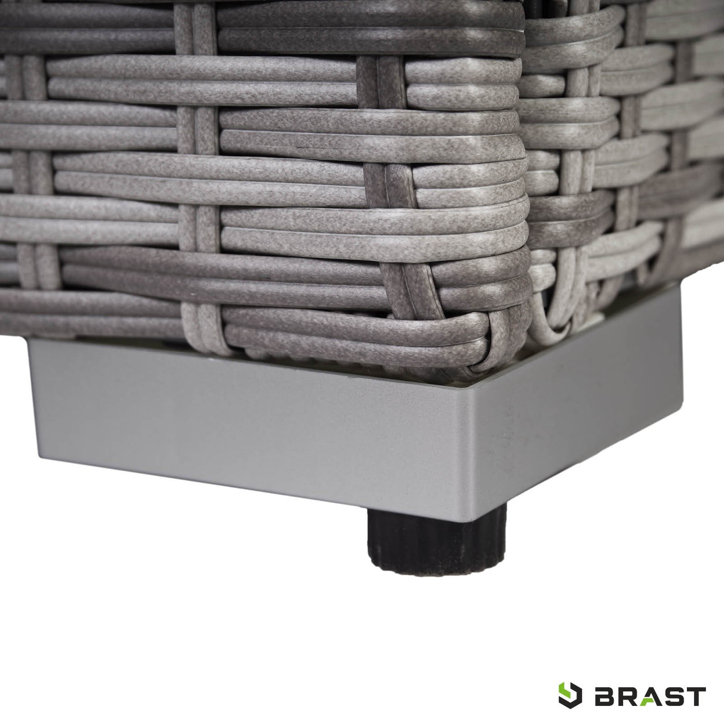 Detailaufnahme graue Rattan Sitzgruppe mit stabilem Metallfuß, Teil der Gartenmöbel Sitzgruppe.