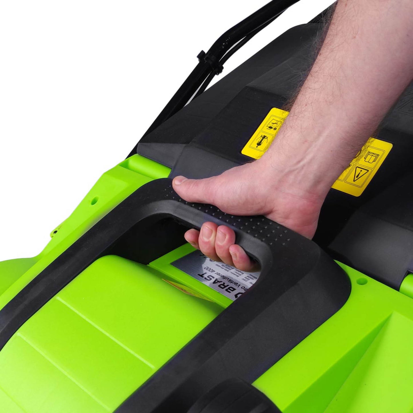 Grüner elektro rasenvertikutierer mit schwarzem Griff, Hand hebt Tragegriff, vertikutierer mit radantrieb.