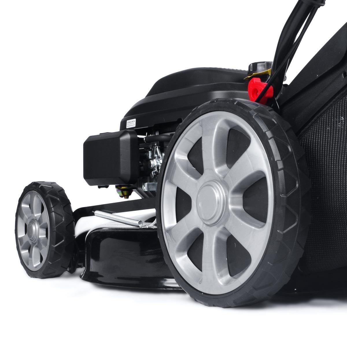 Benzin-Rasenmäher mit großem Hinterrad, schwarzem Motor, robustem Gestell und Grasfangkorb.