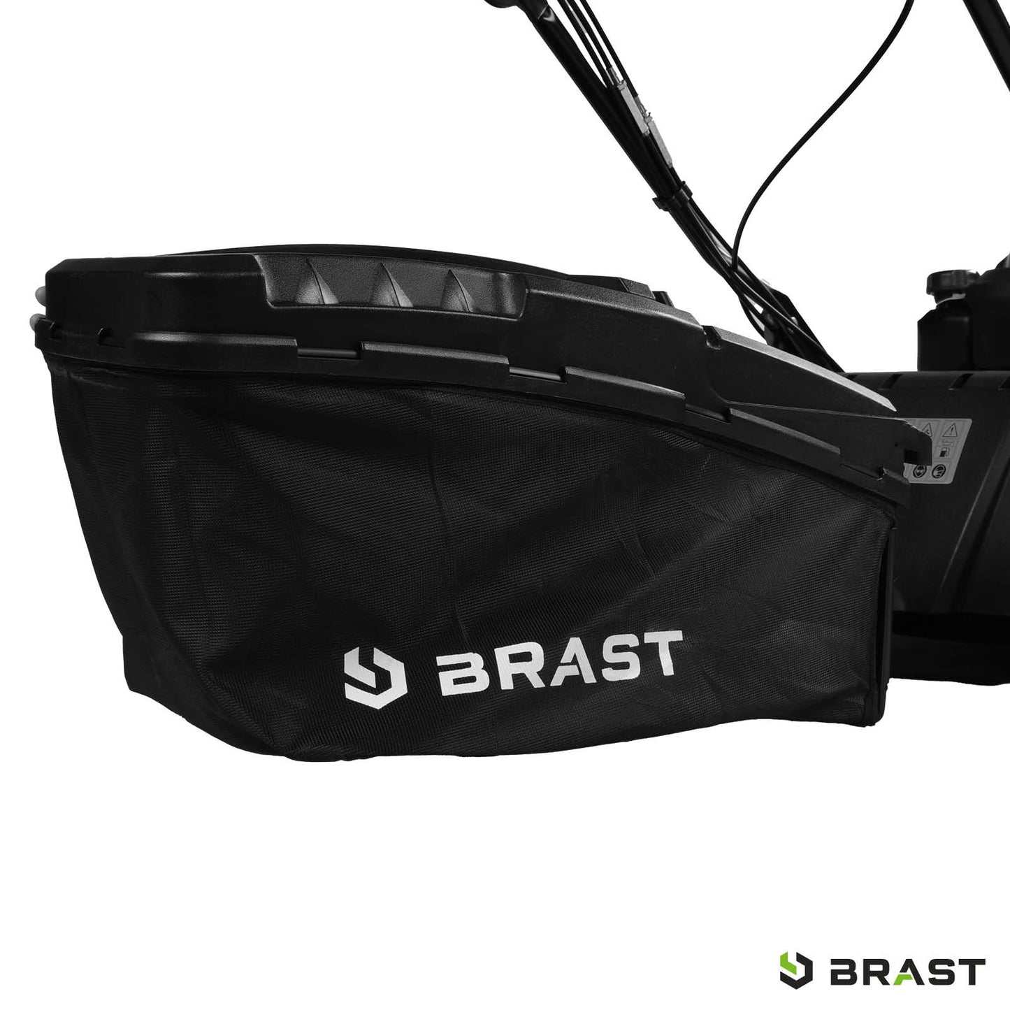 Schwarzer Grasfangsack mit weißem BRAST-Logo an benzinbetriebenem Rasenmäher.