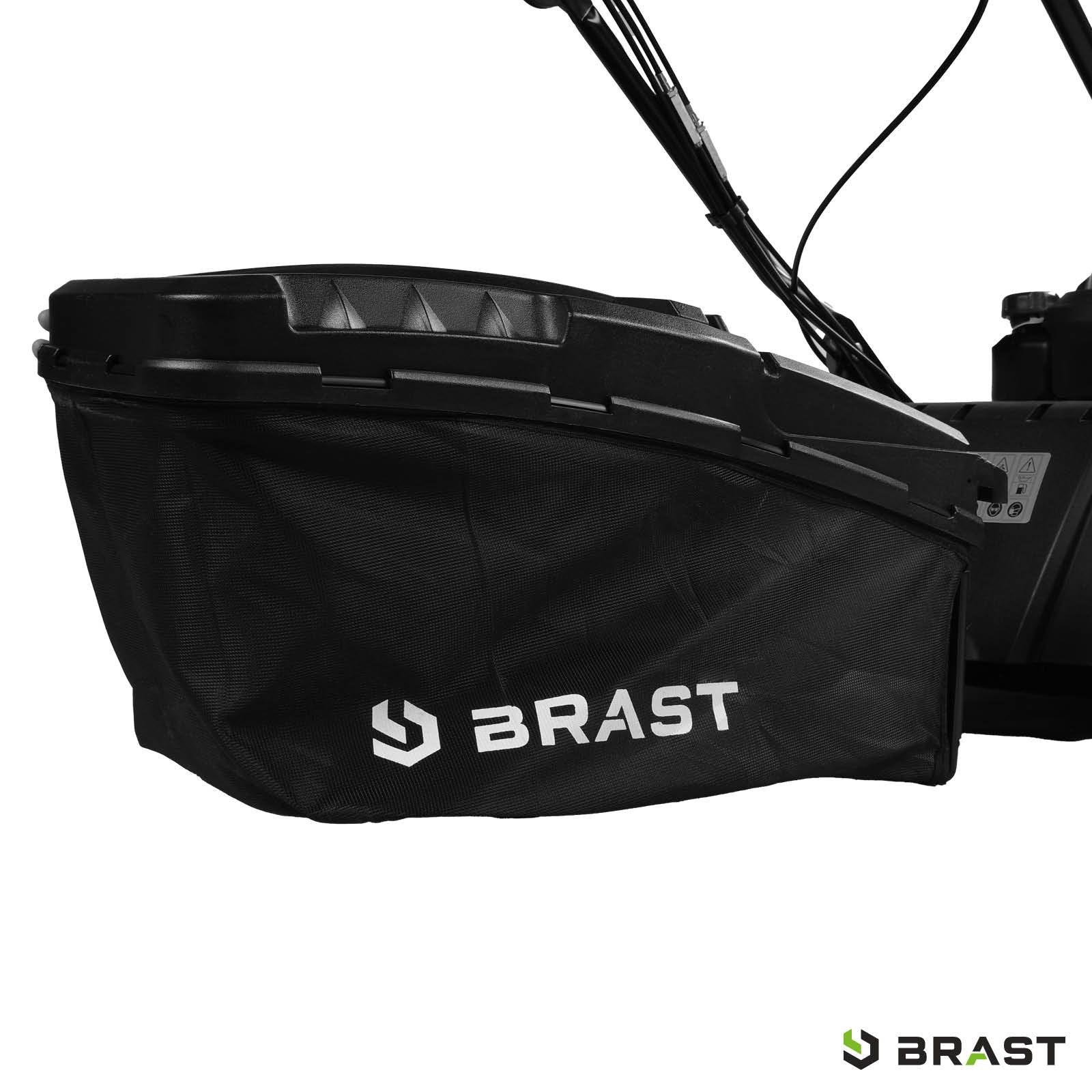 Schwarzer Grasfangsack mit weißem BRAST-Logo an benzinbetriebenem Rasenmäher.