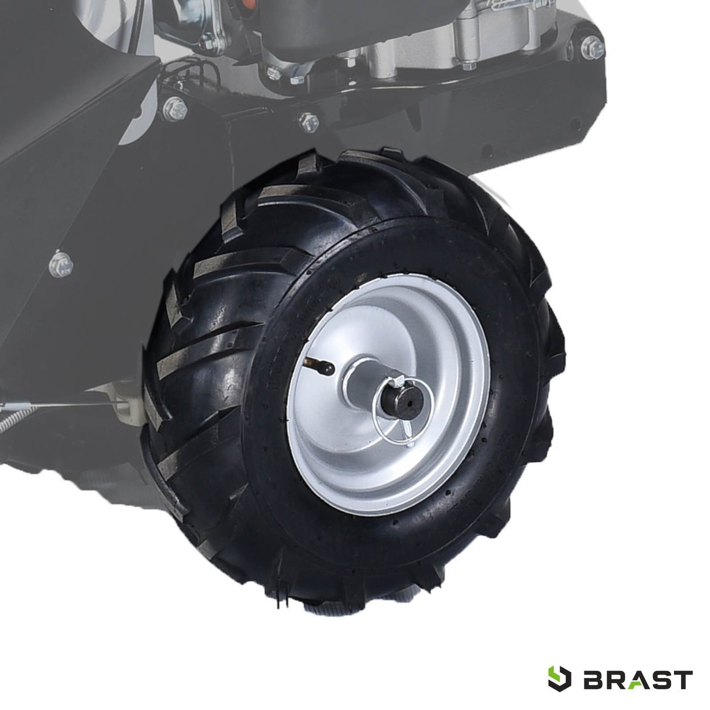 Schwarzes Profilreifen-Rad mit silberner Felge am BRAST Benzin Balkenmäher 38200 mit 4-Takt Motor 4,8PS.