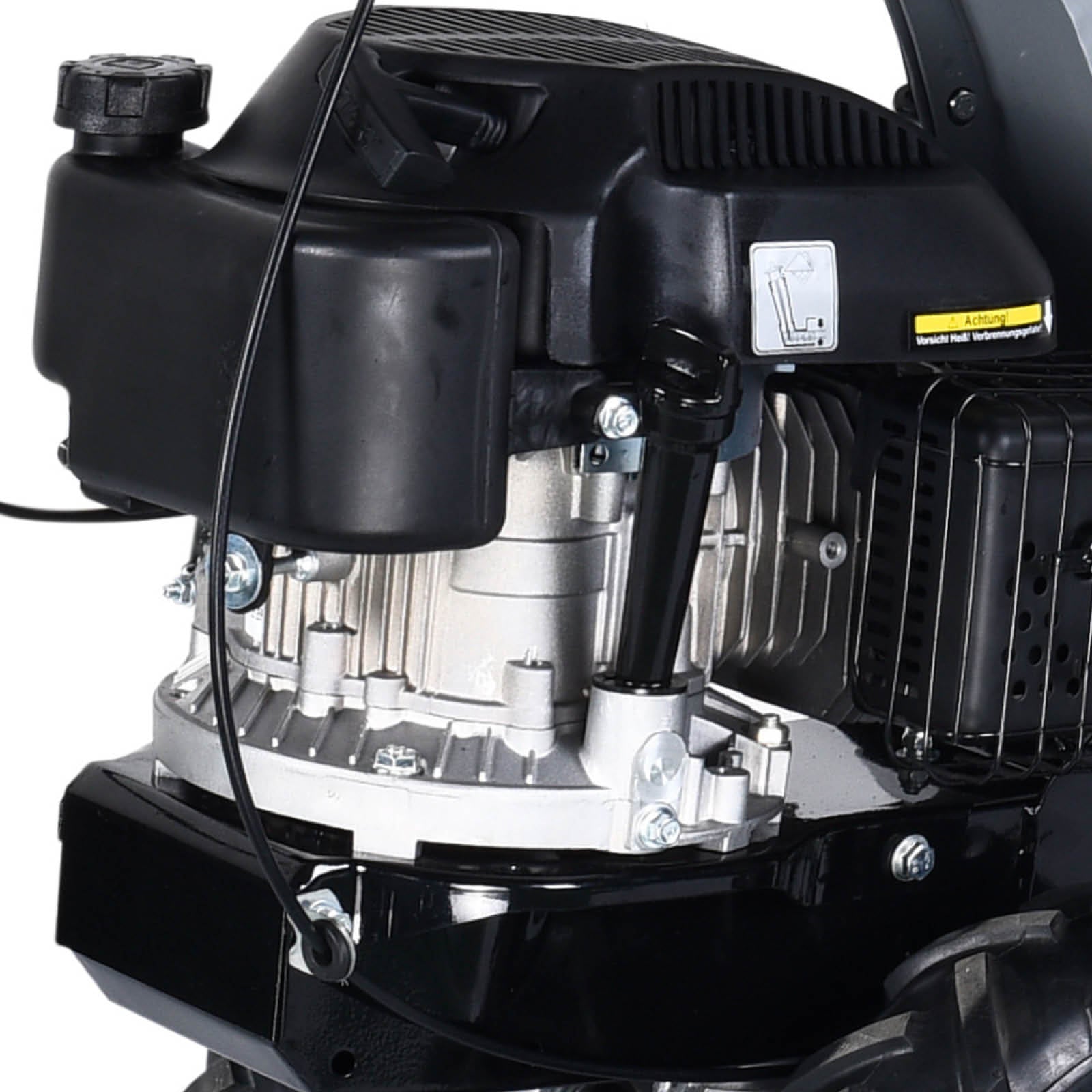 Nahaufnahme des schwarzen 4-Takt Motors mit 4,8PS vom BRAST Benzin Balkenmäher 38200, sichtbare Metallkomponenten und.