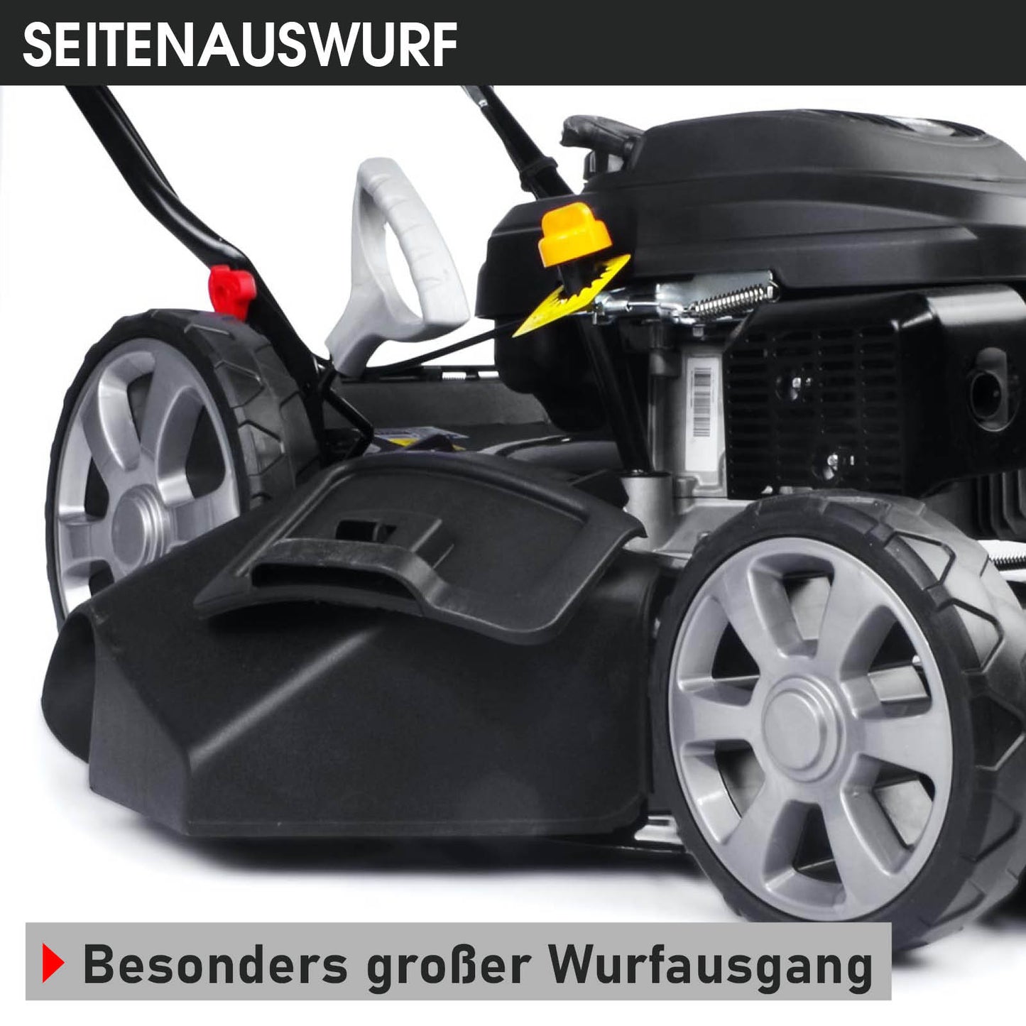Schwarzer Benzin-Rasenmäher mit großem Seitenwurf und grauen Rädern, sichtbarer Motor und Mulchfunktion.