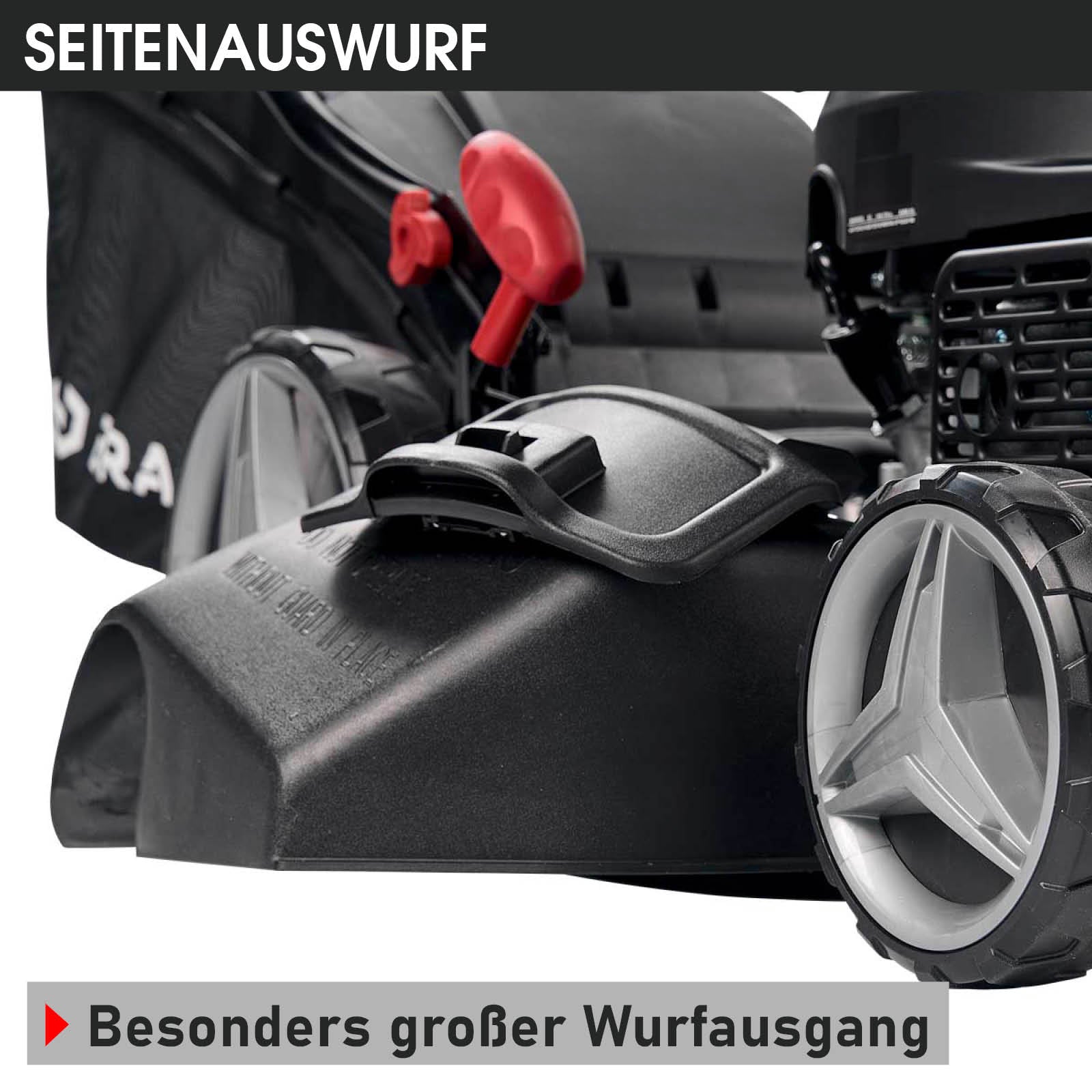 Schwarzer Benzinrasenmäher mit großem seitlichem Graswurf und grauen Rädern.