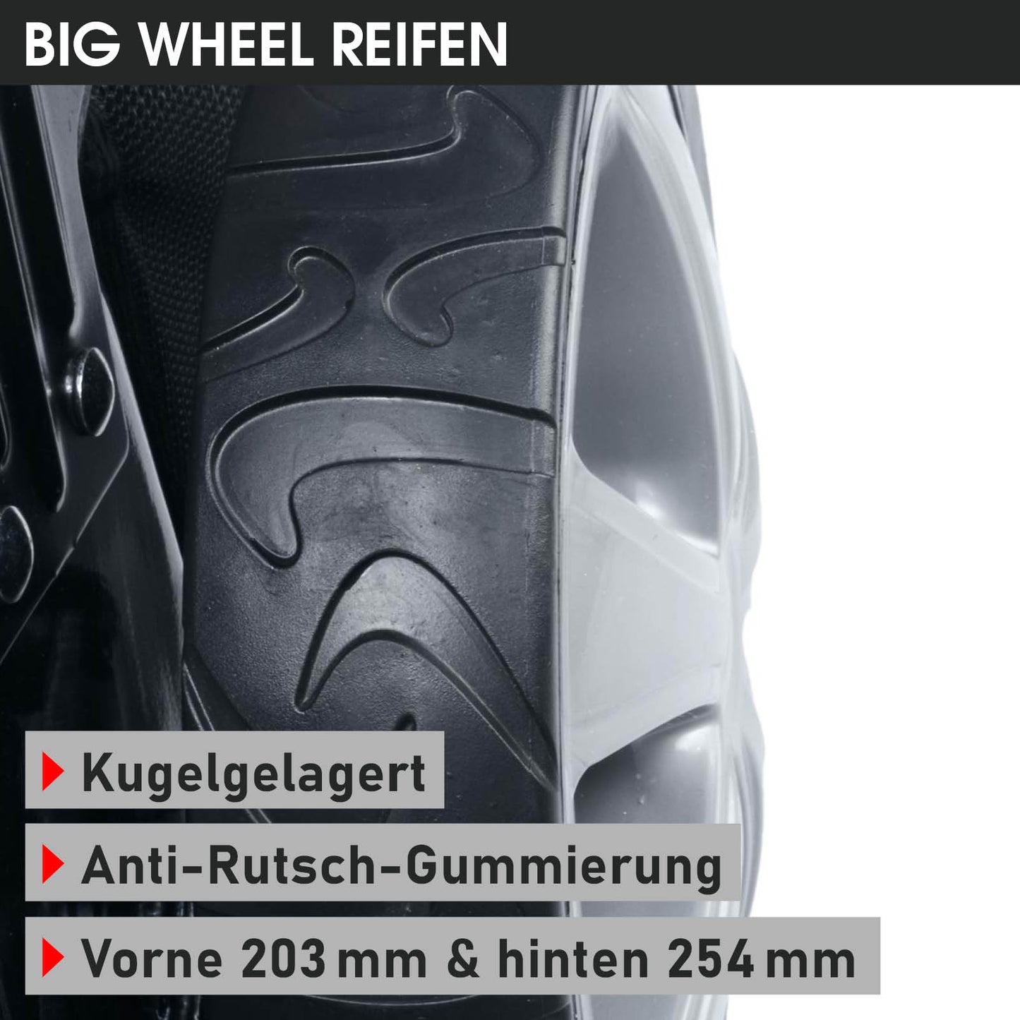 Nahaufnahme großes Trike-Rasenmäherreifen mit strukturiertem Profil und grauem Felgendesign.
