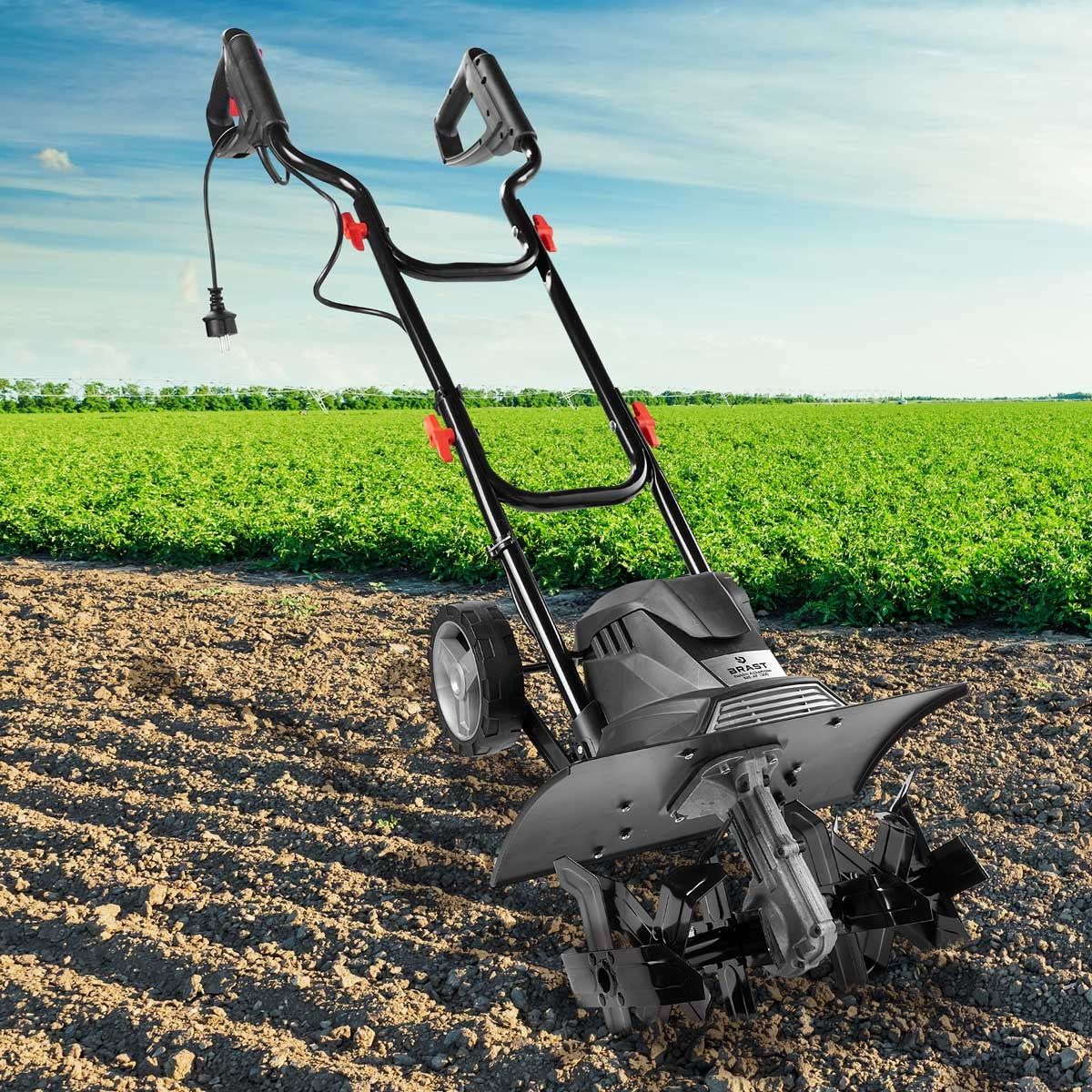 Schwarze elektrische motorhacke mit griffen und rädern, bodenfräse gartenfräse zum umgraben von beeten.