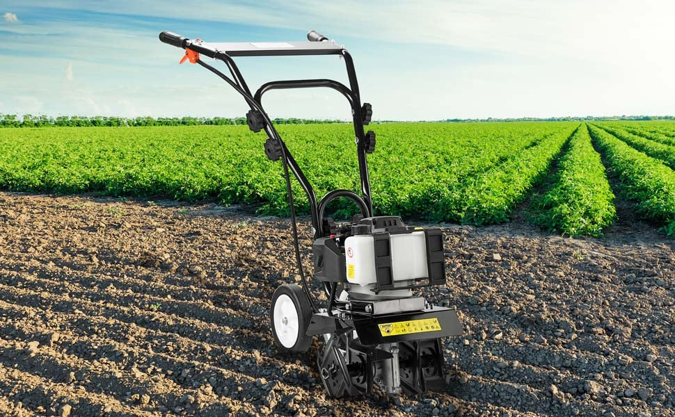 Schwarze Benzin Motorhacke mit weißen Rädern auf gepflügtem Feld als Gartenfräse und Bodenfräse Gartenfräse Pflug.