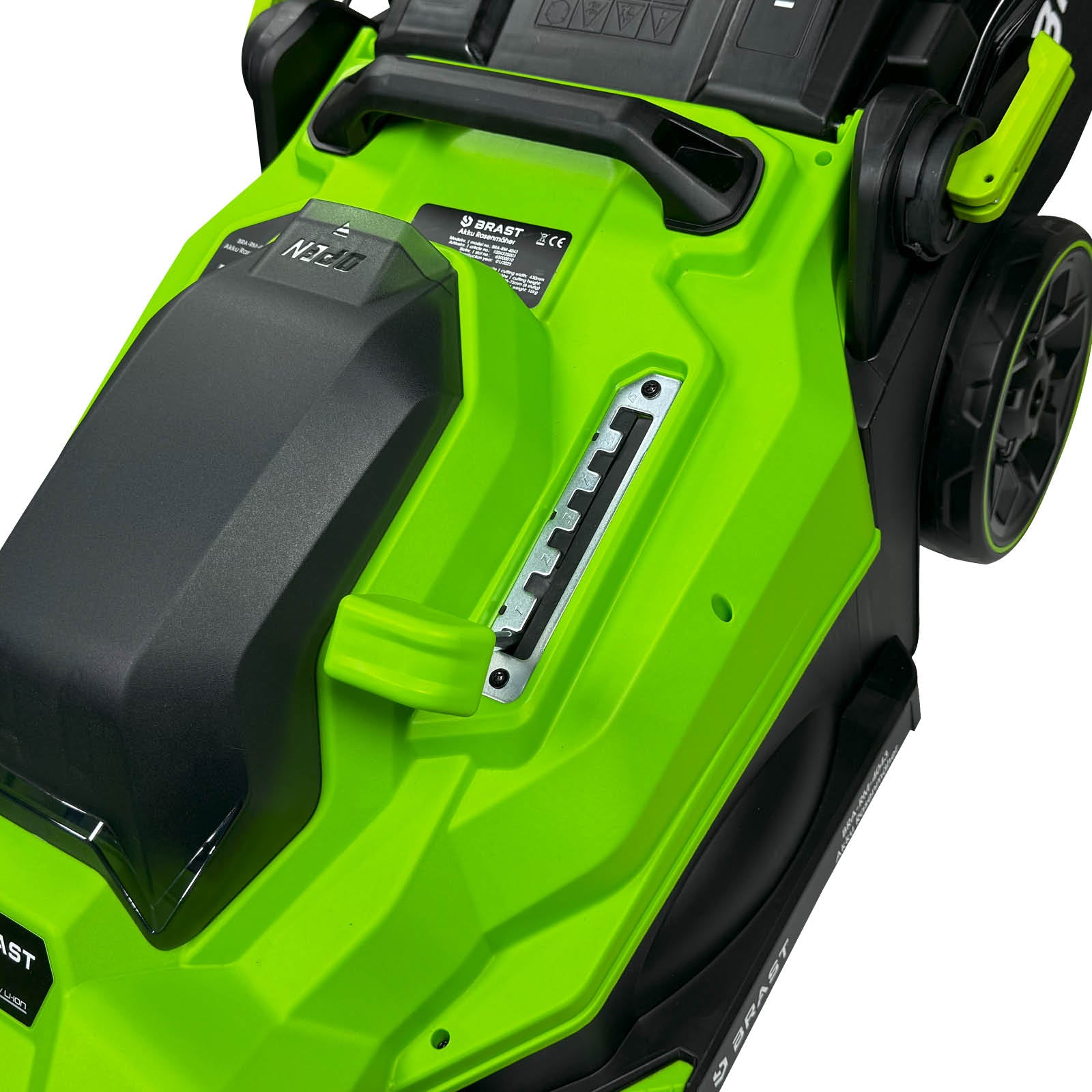 Grüner Akku Mäher BRAST CITY 43 mit schwarzem Griff und 16-Zoll Schnittbreite.