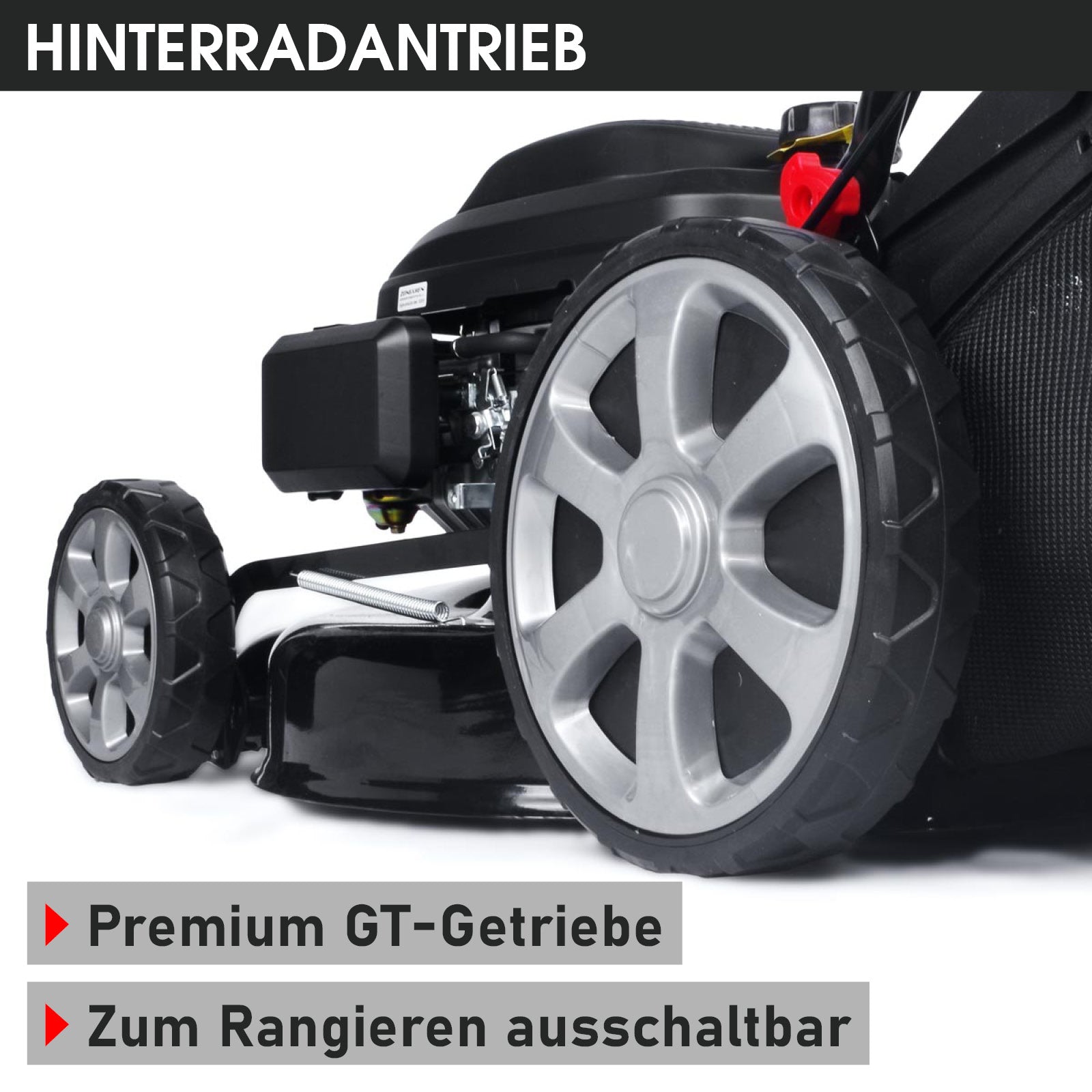 Schwarzer Benzin-Rasenmäher mit großem Hinterradantrieb, silbernen Felgen und rotem Hebel.